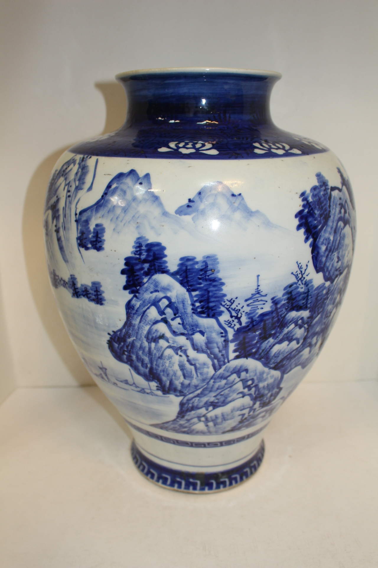 연대가좋은 고이마리 청화백자산수문 대호