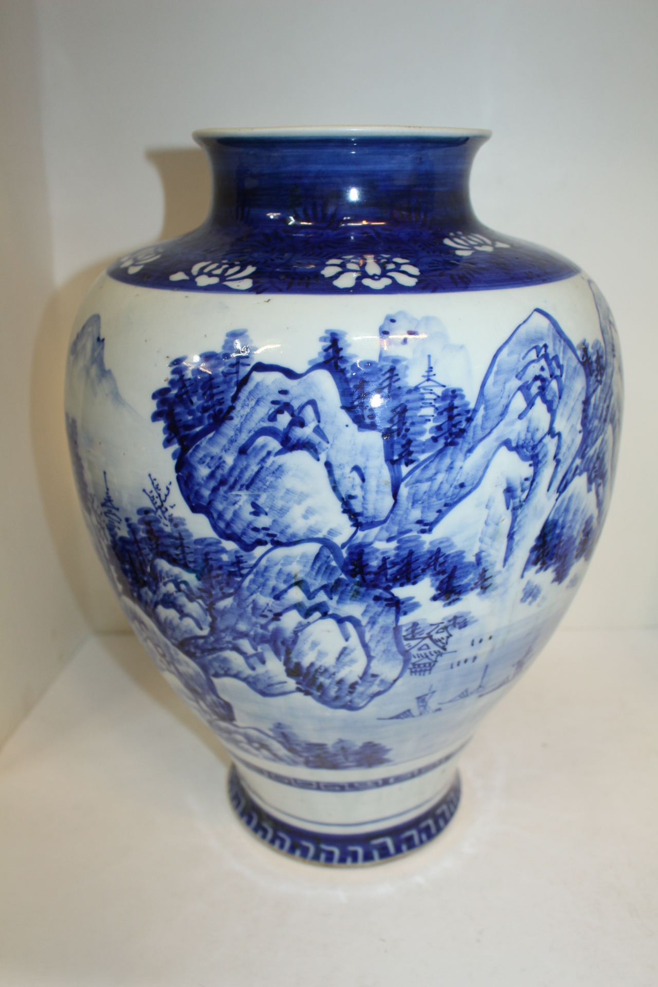 연대가좋은 고이마리 청화백자산수문 대호