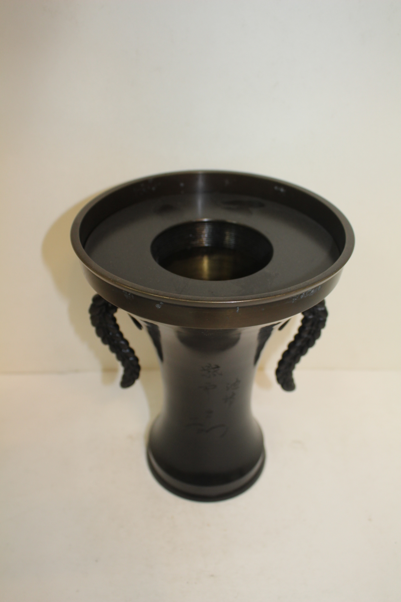 청동으로된 음각화문 이귀화병