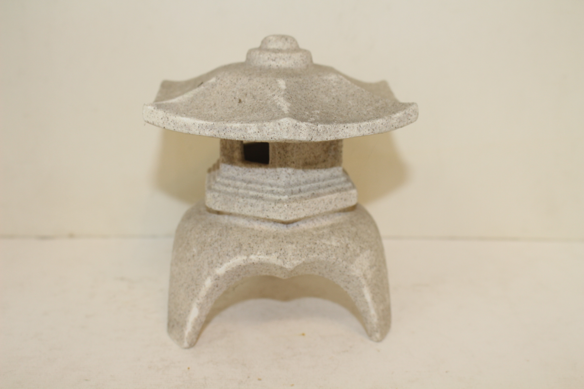 돌가루압착재질로된 탑 조각상