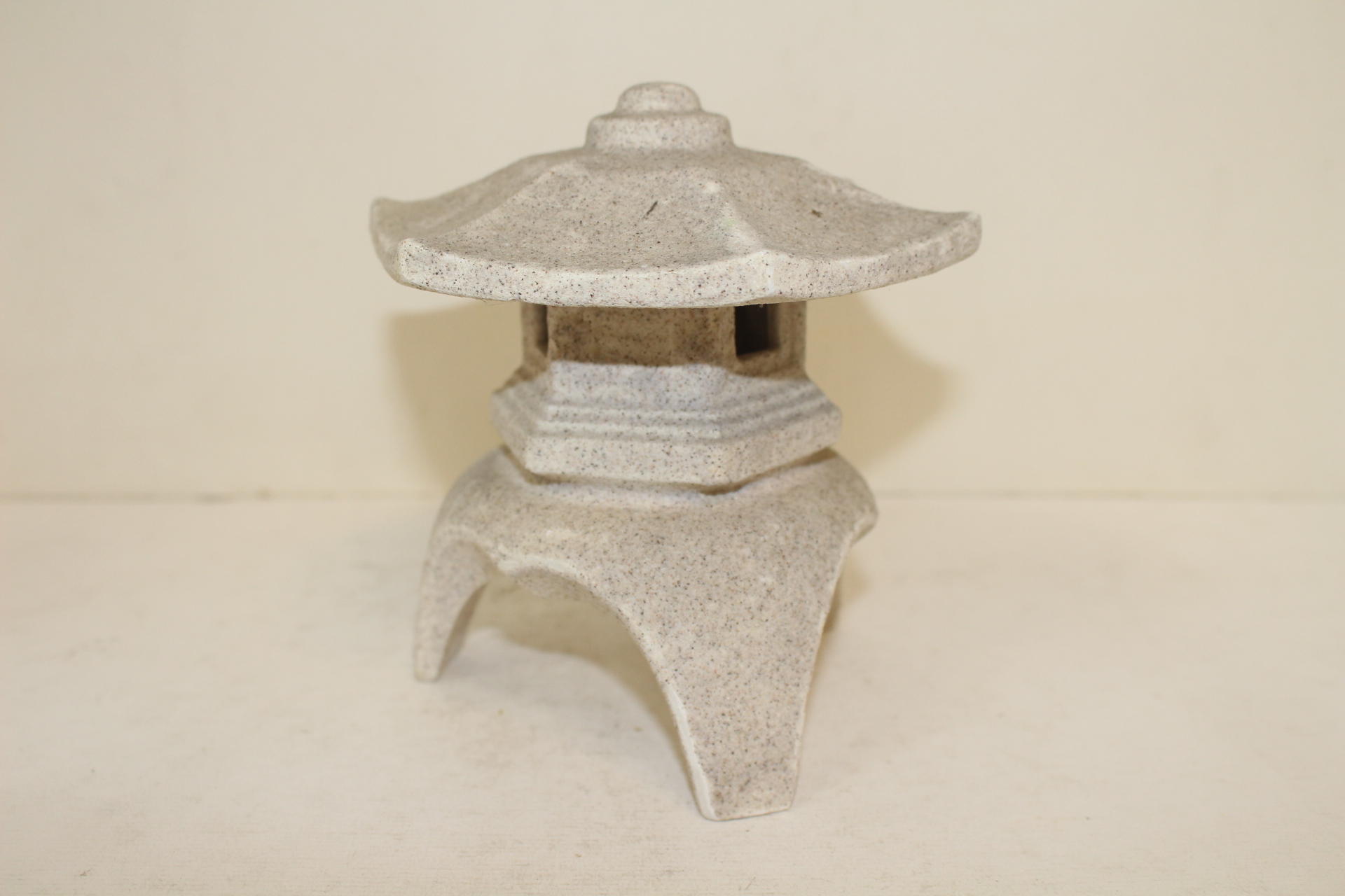 돌가루압착재질로된 탑 조각상