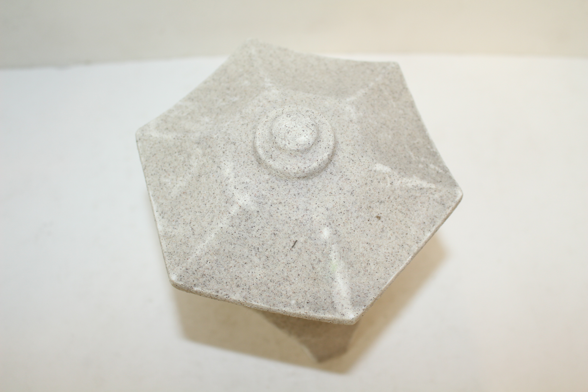 돌가루압착재질로된 탑 조각상