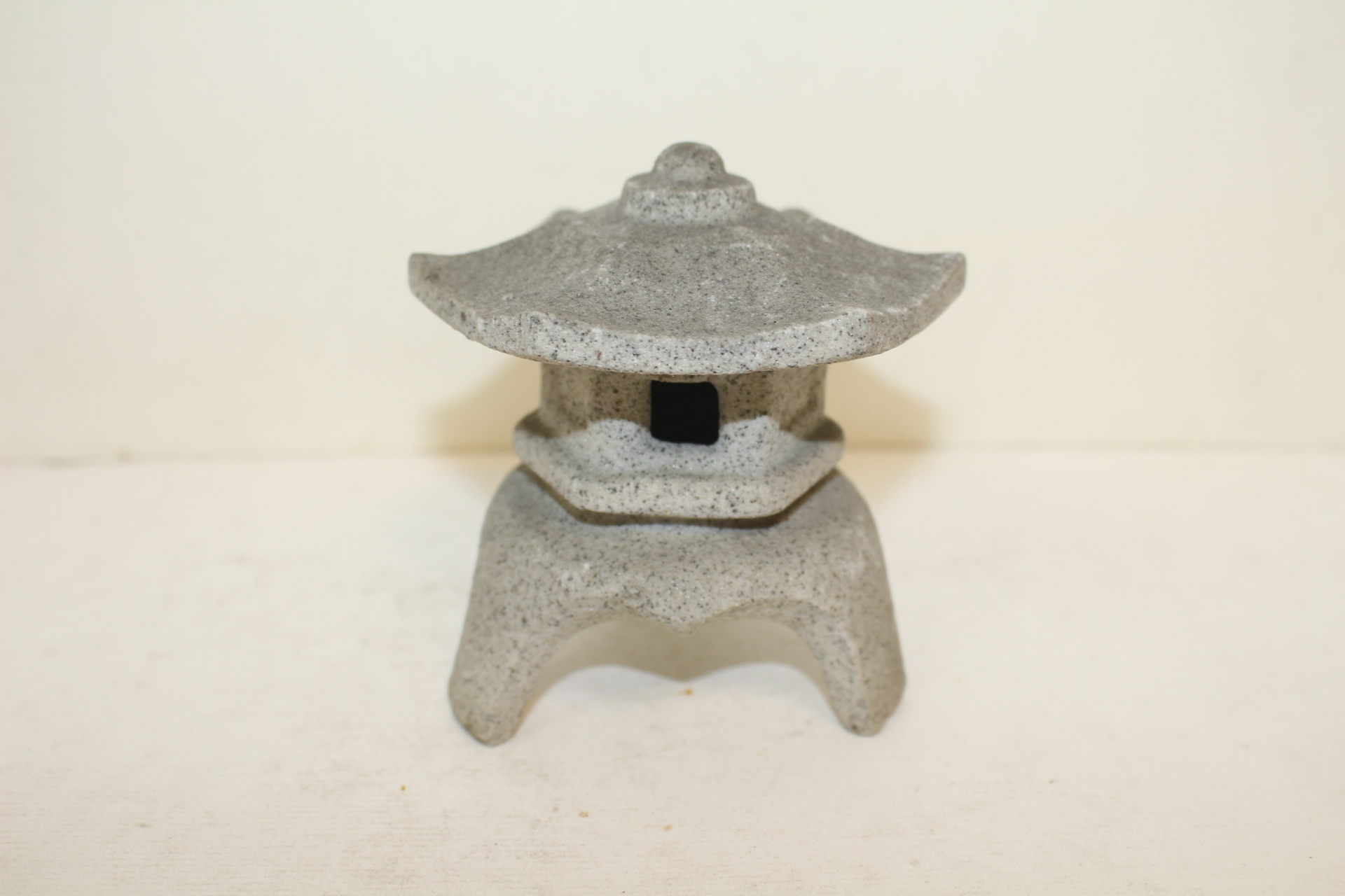 돌가루압착재질로된 탑 조각상