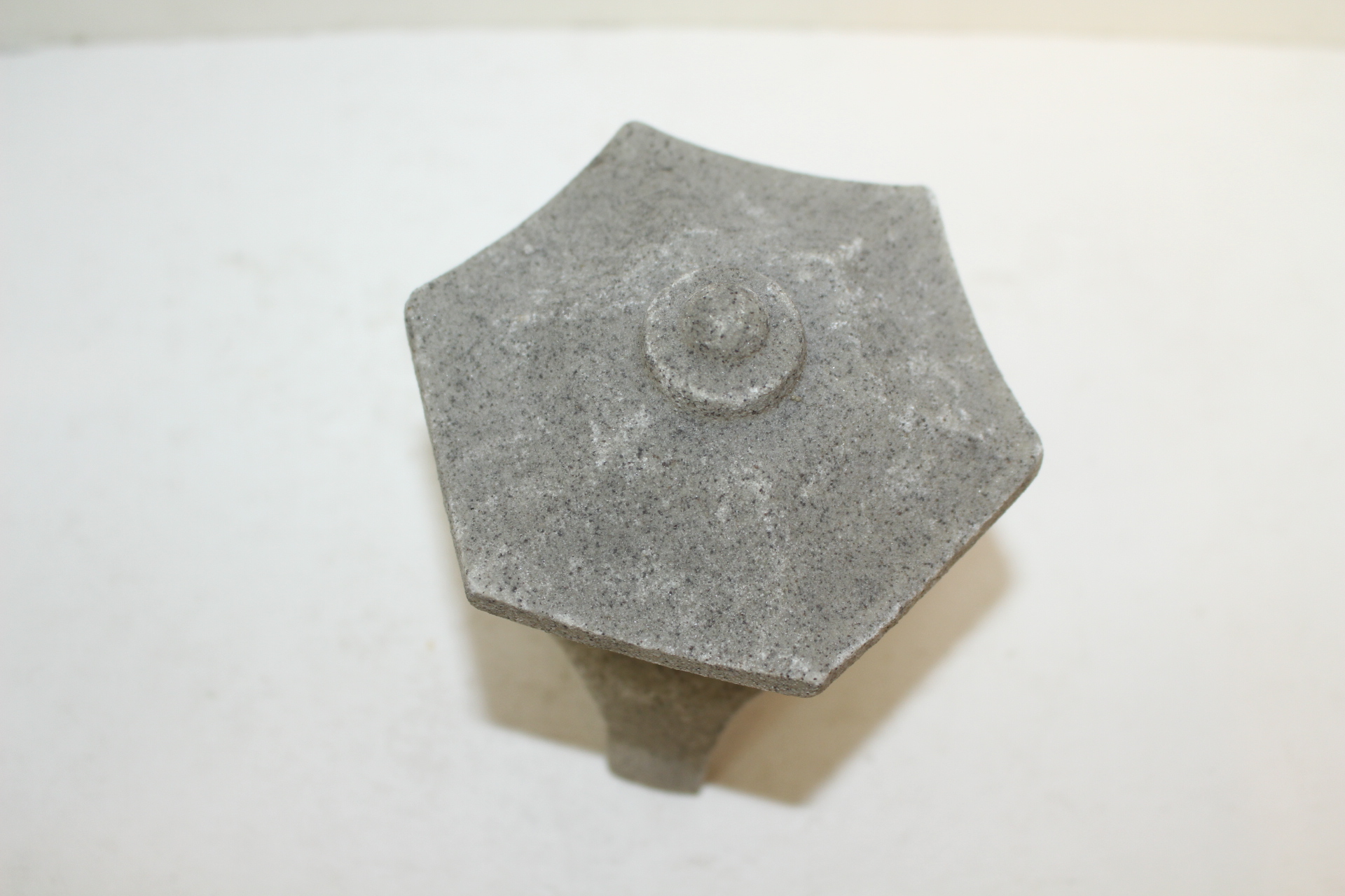 돌가루압착재질로된 탑 조각상