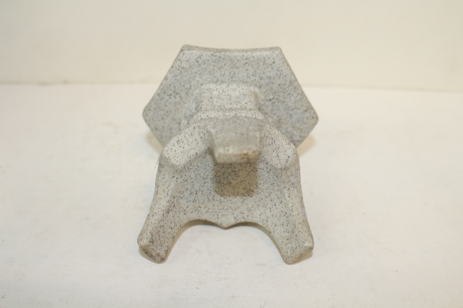 돌가루압착재질로된 탑 조각상