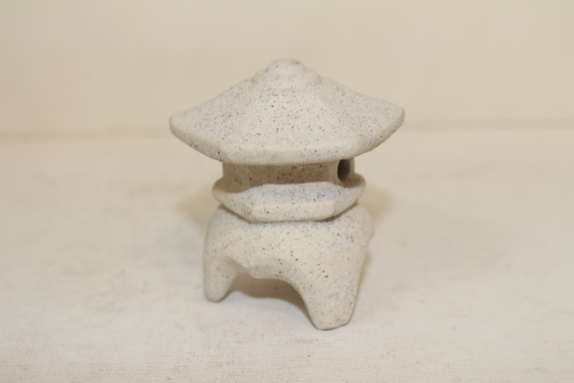 돌가루압착재질로된 탑 조각상