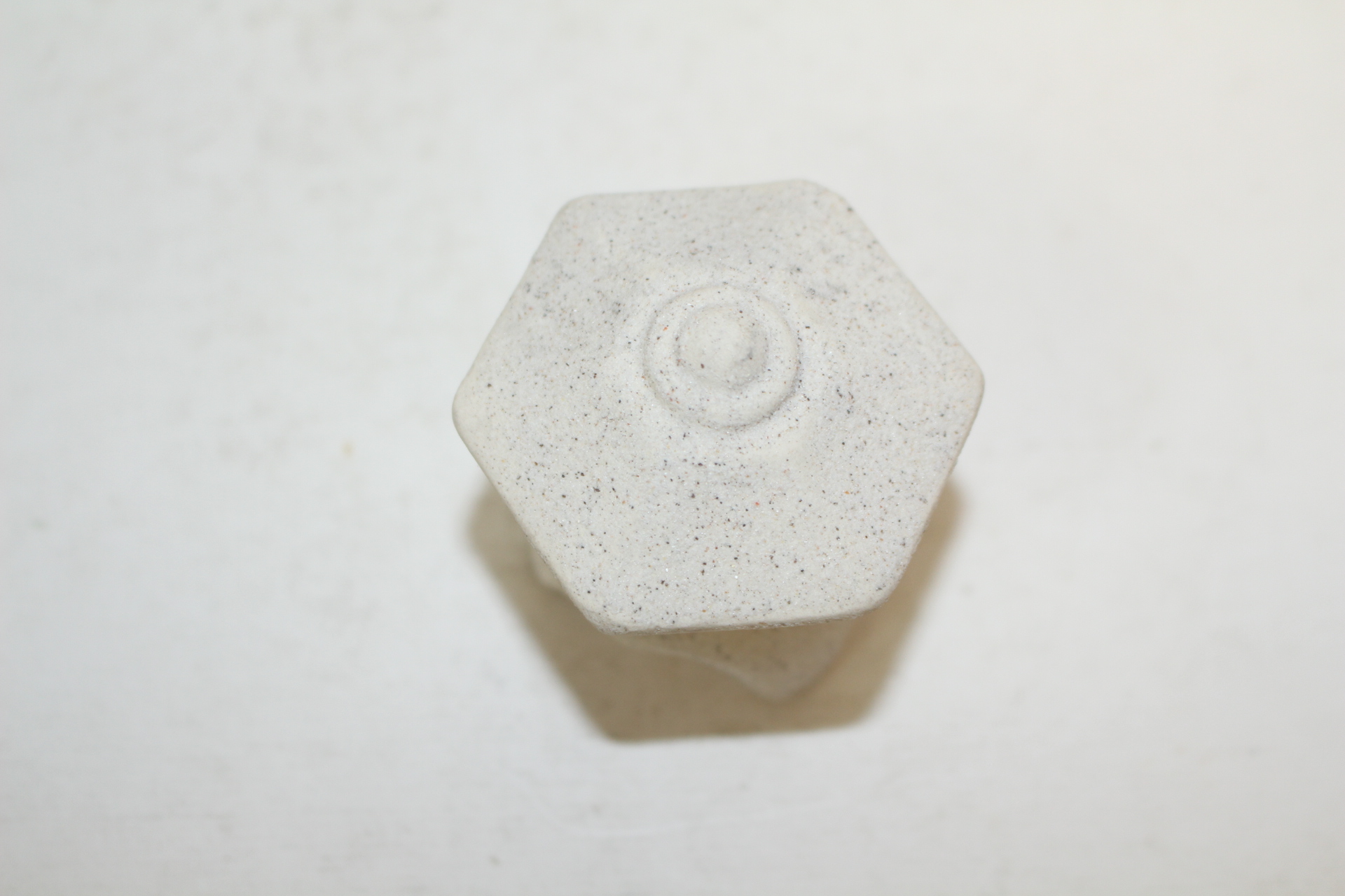 돌가루압착재질로된 탑 조각상