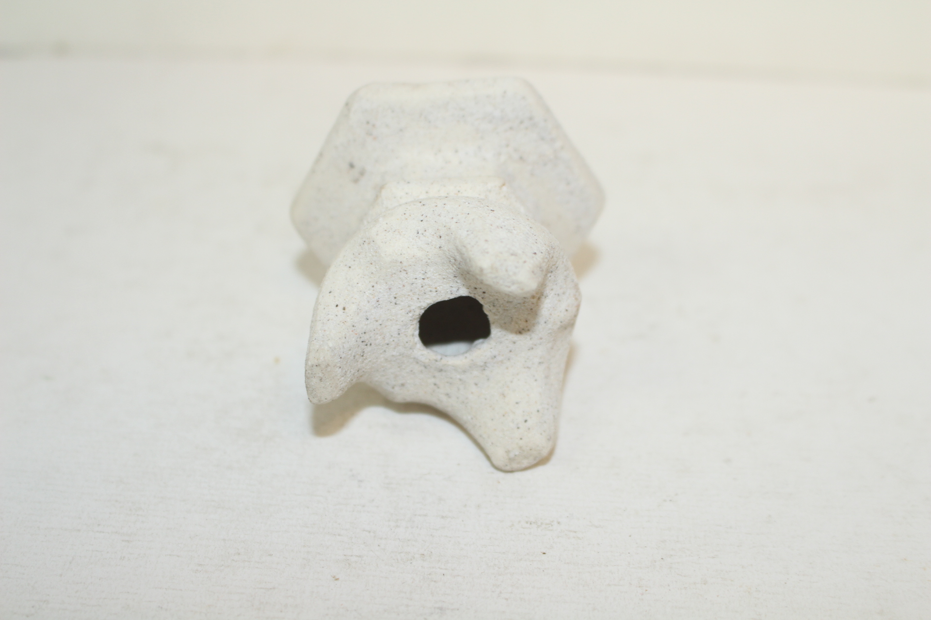 돌가루압착재질로된 탑 조각상