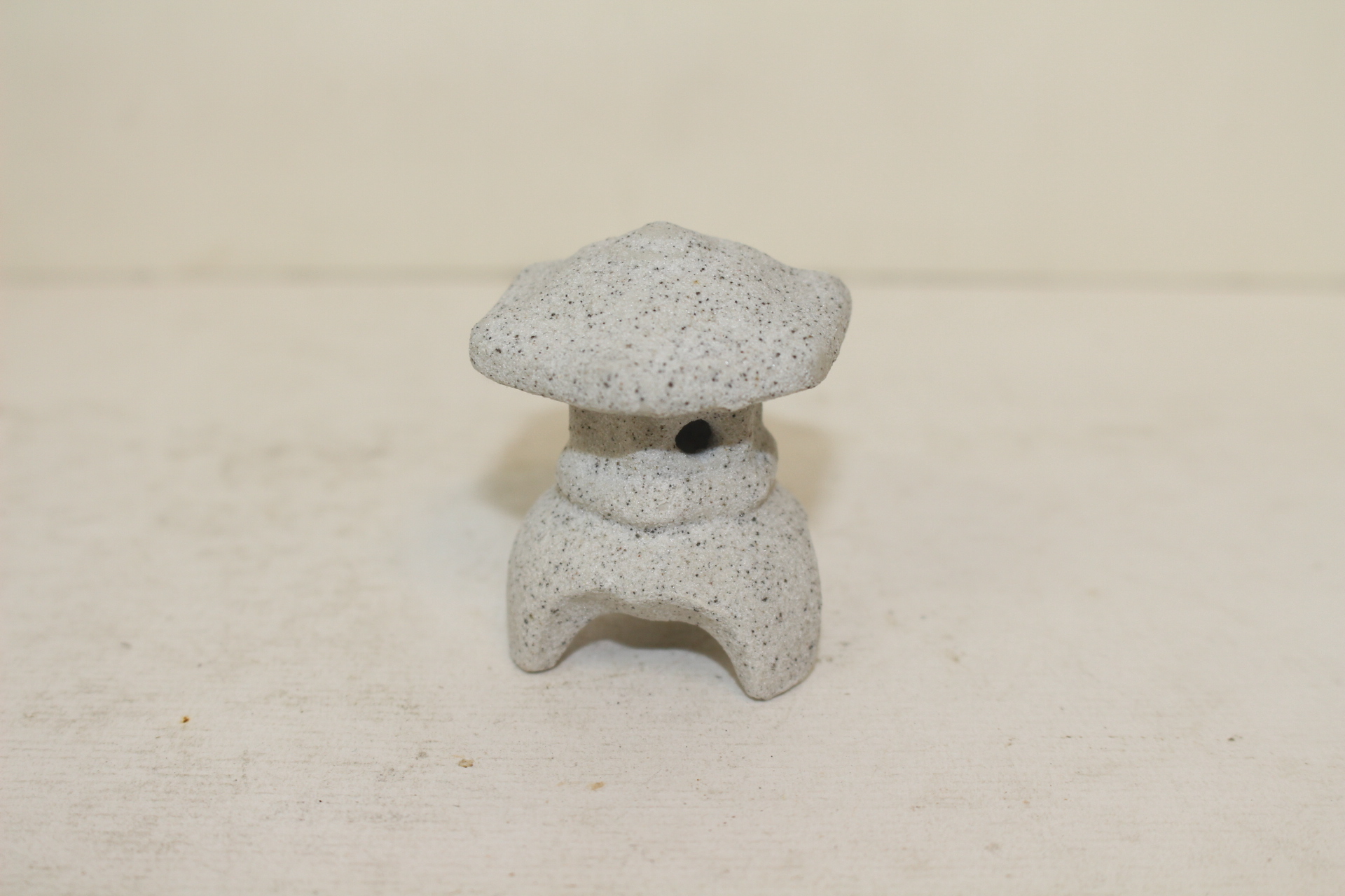 돌가루압착재질로된 탑 조각상