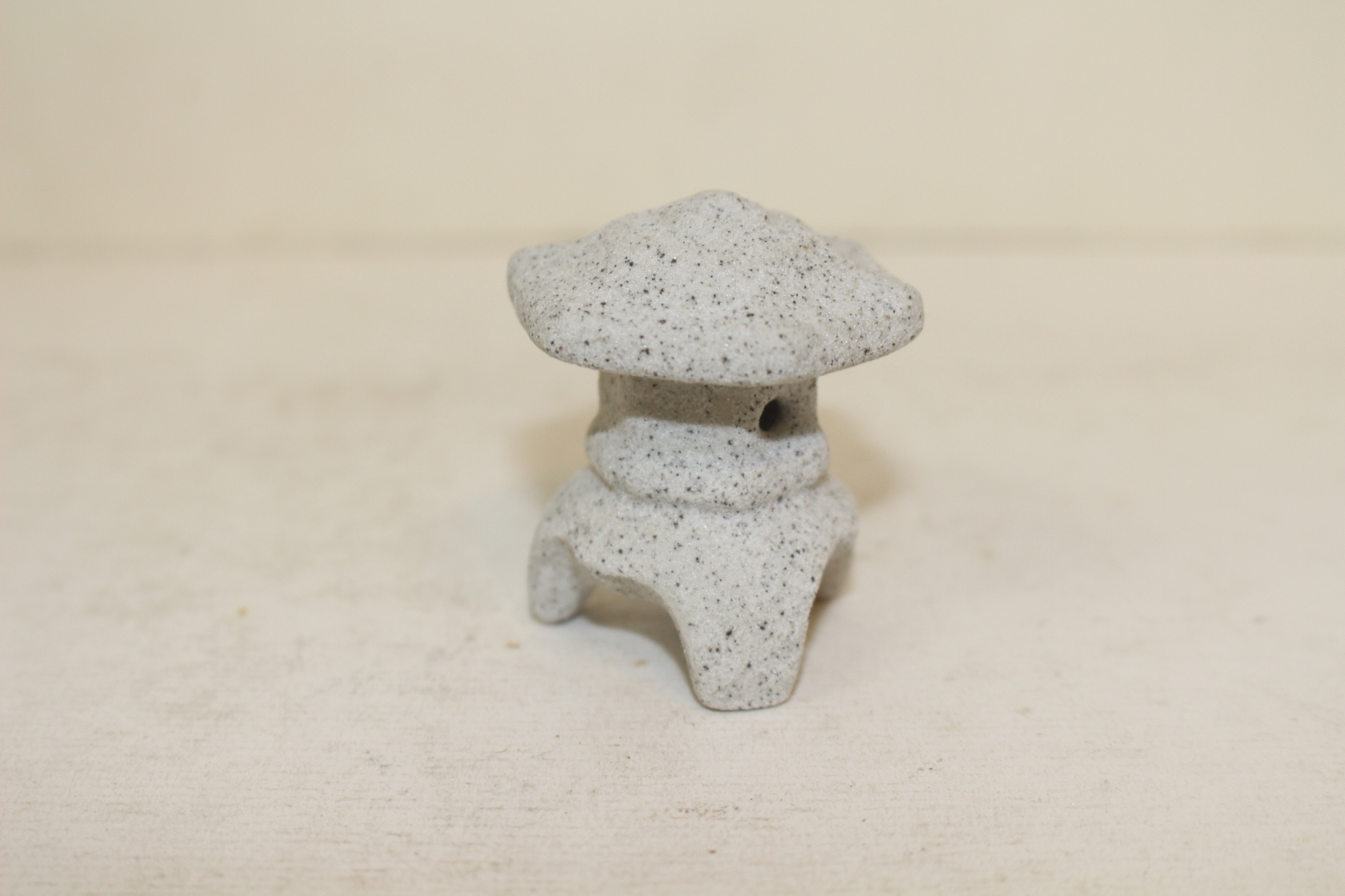 돌가루압착재질로된 탑 조각상