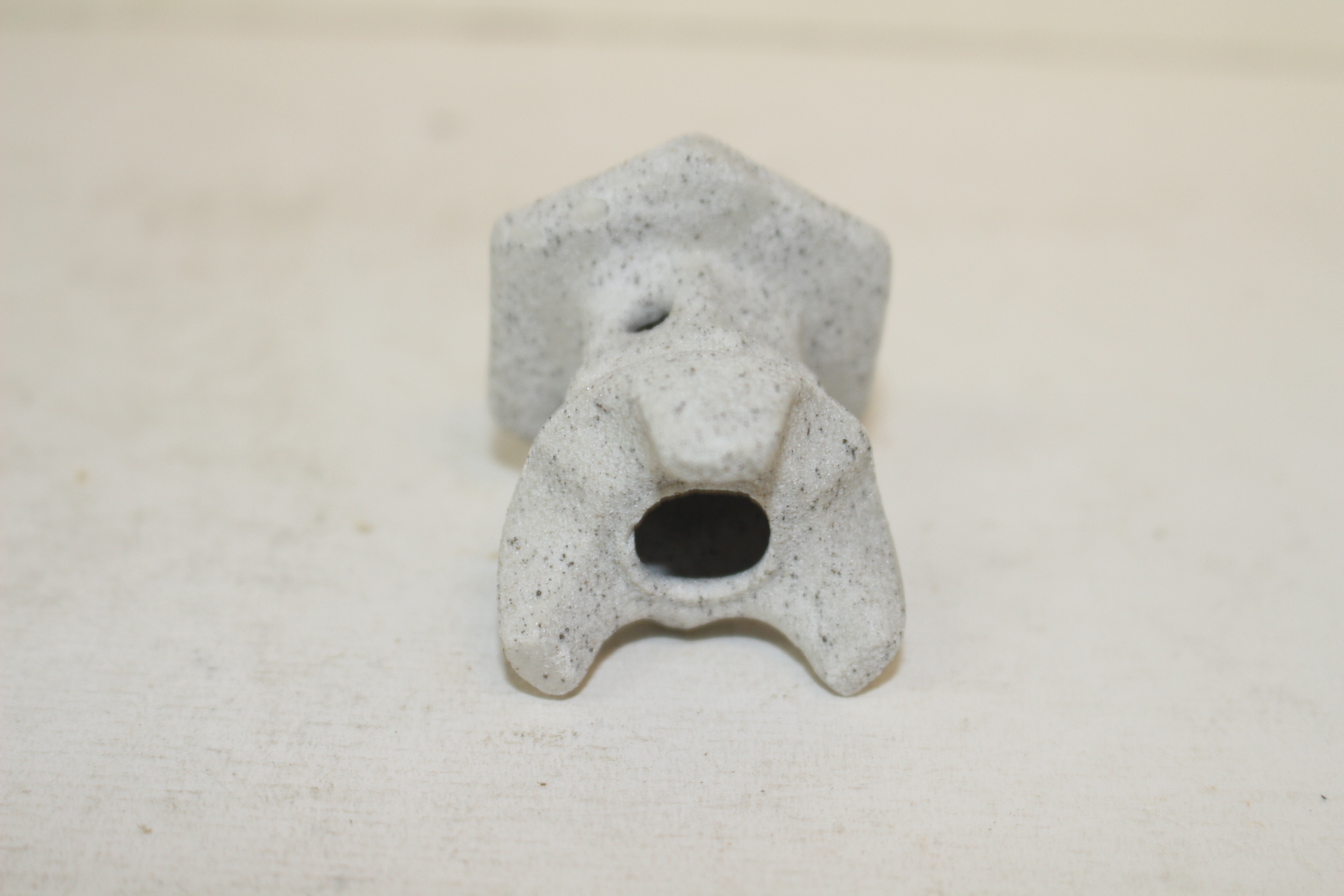 돌가루압착재질로된 탑 조각상