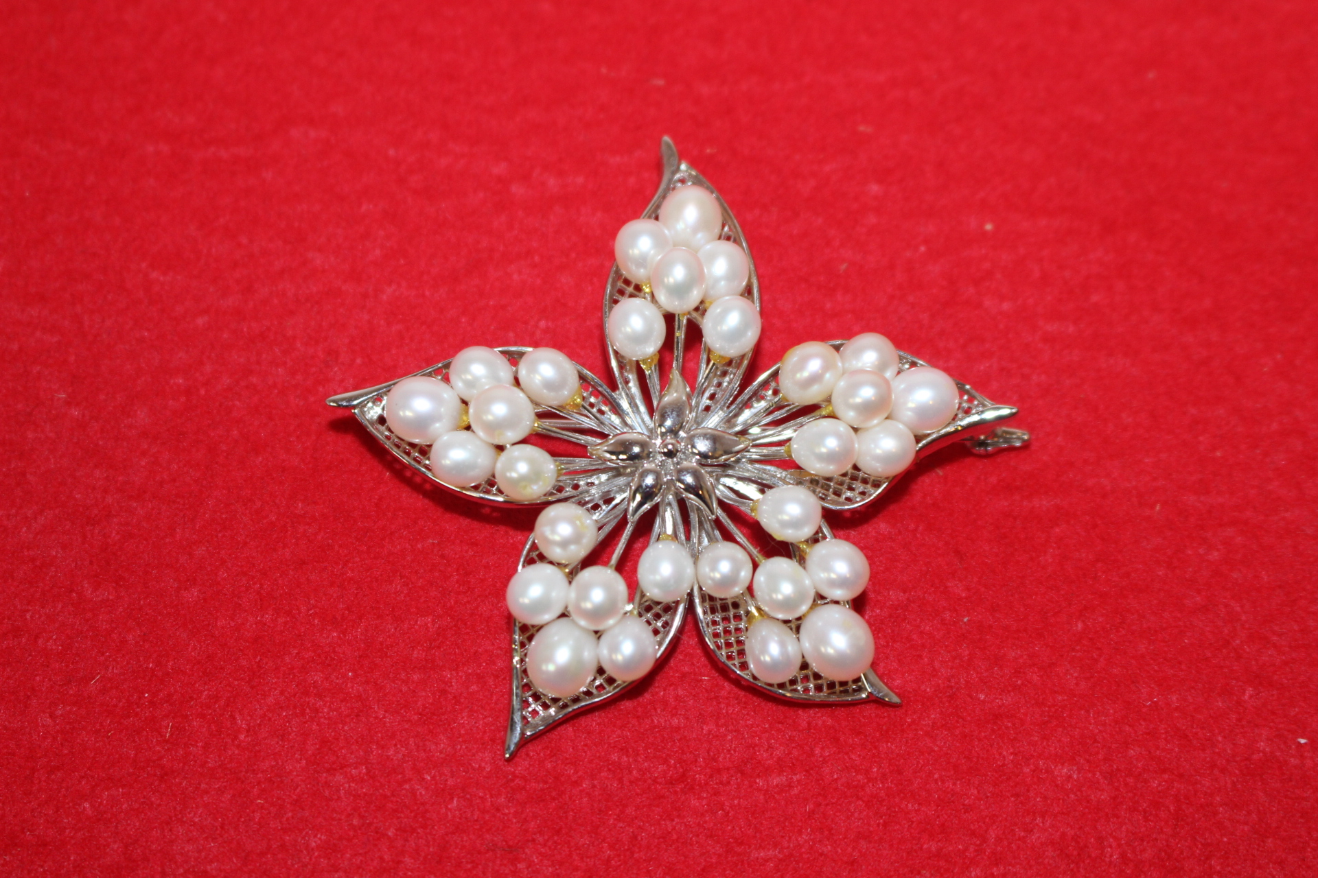 천연진주가 장식된 화형 브롯지