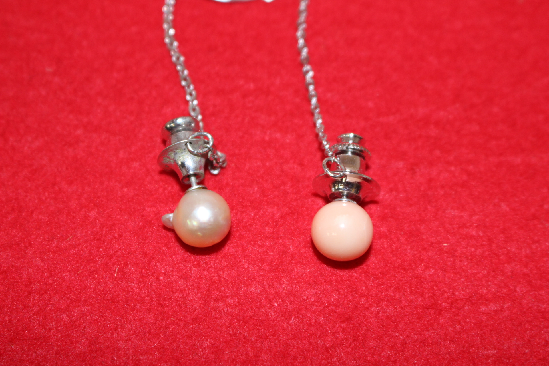 천연진주,천연산호로된 핀 2점