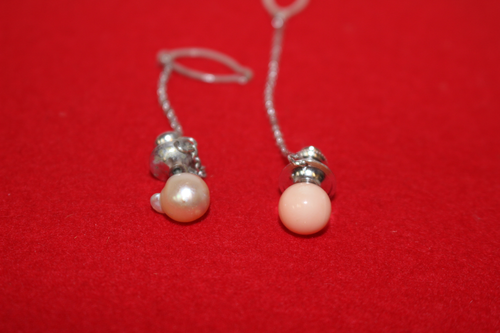 천연진주,천연산호로된 핀 2점