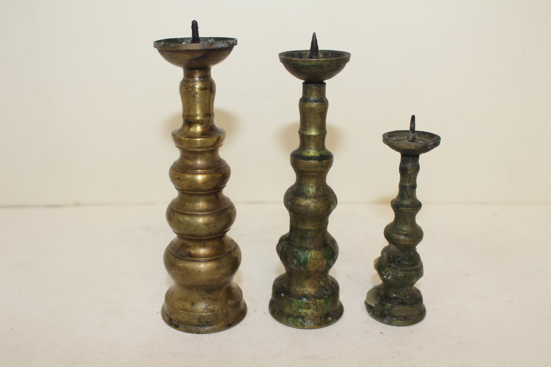연대가좋은 청동으로된 촛대 3점