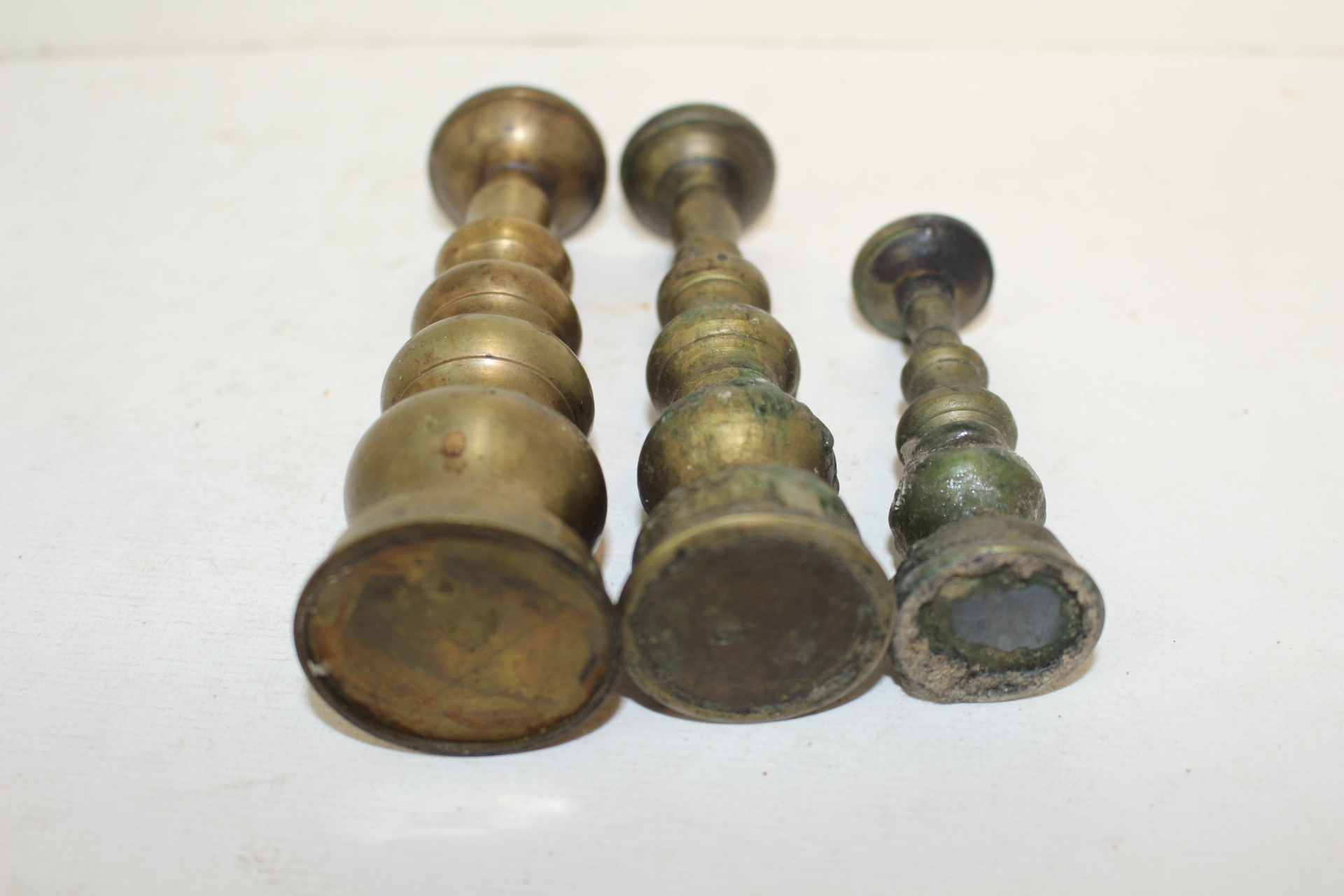 연대가좋은 청동으로된 촛대 3점