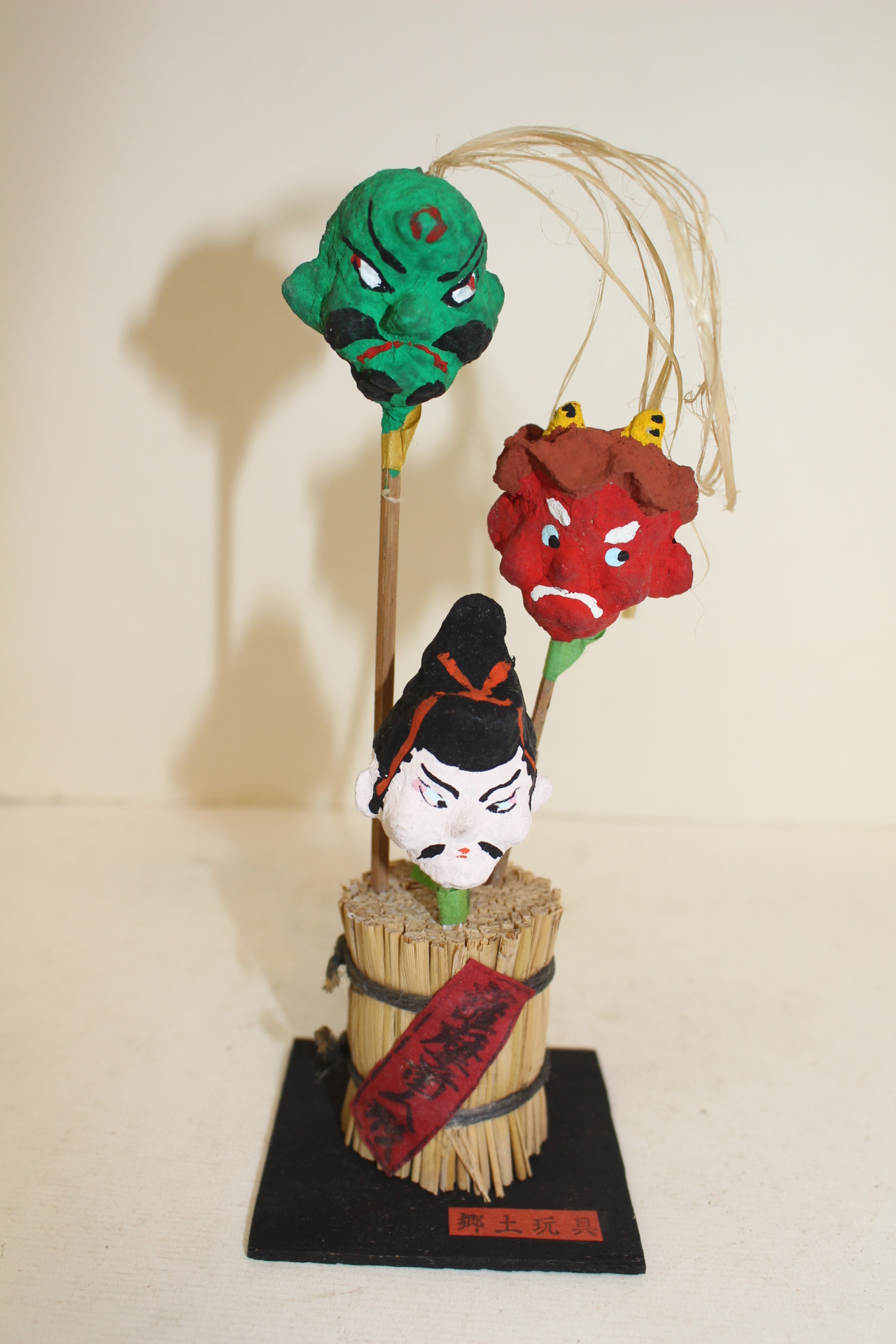 나무와 종이재질로된 인형 조각