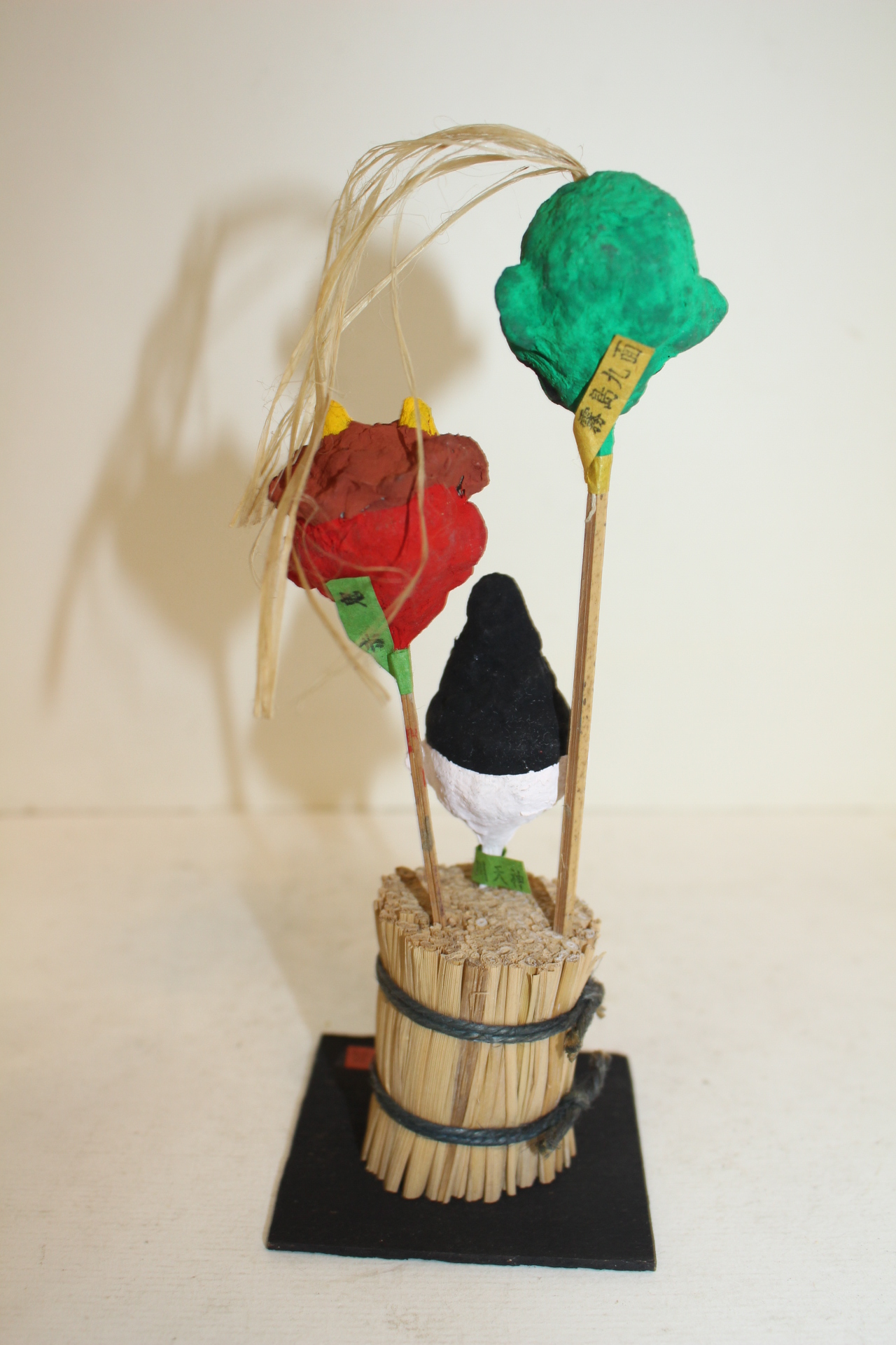 나무와 종이재질로된 인형 조각