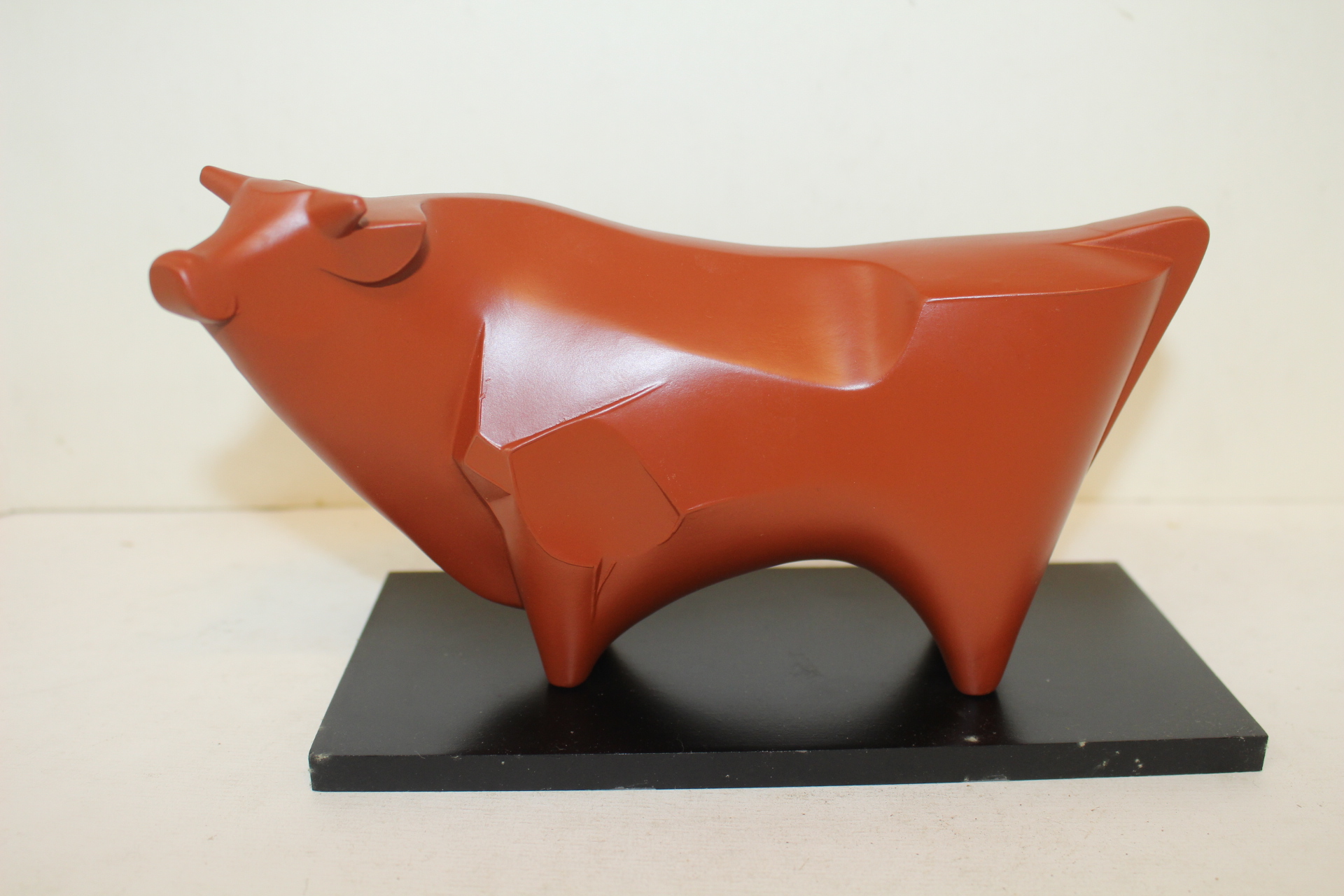 작가의 작품인 자사도자기 소 조각상