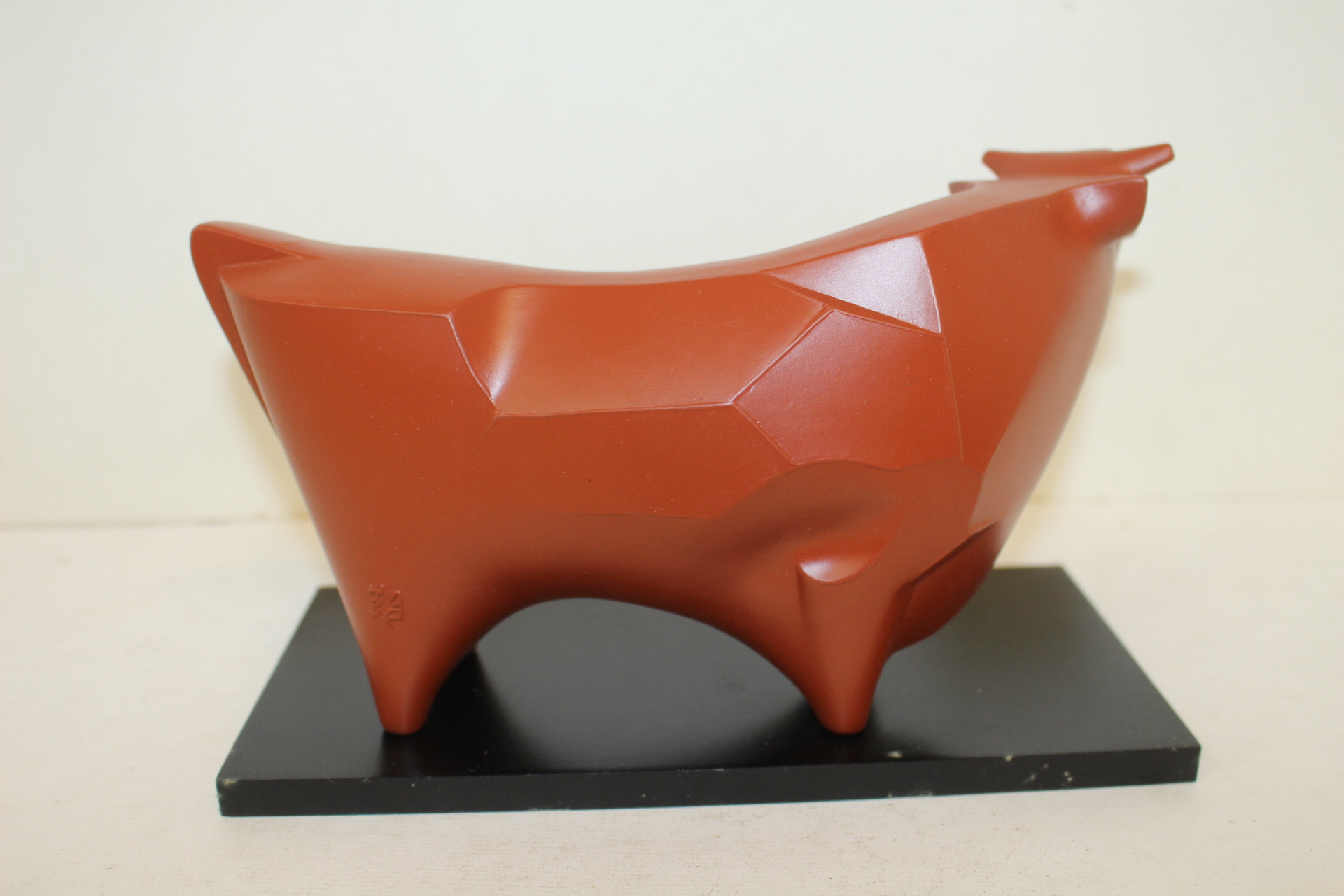 작가의 작품인 자사도자기 소 조각상