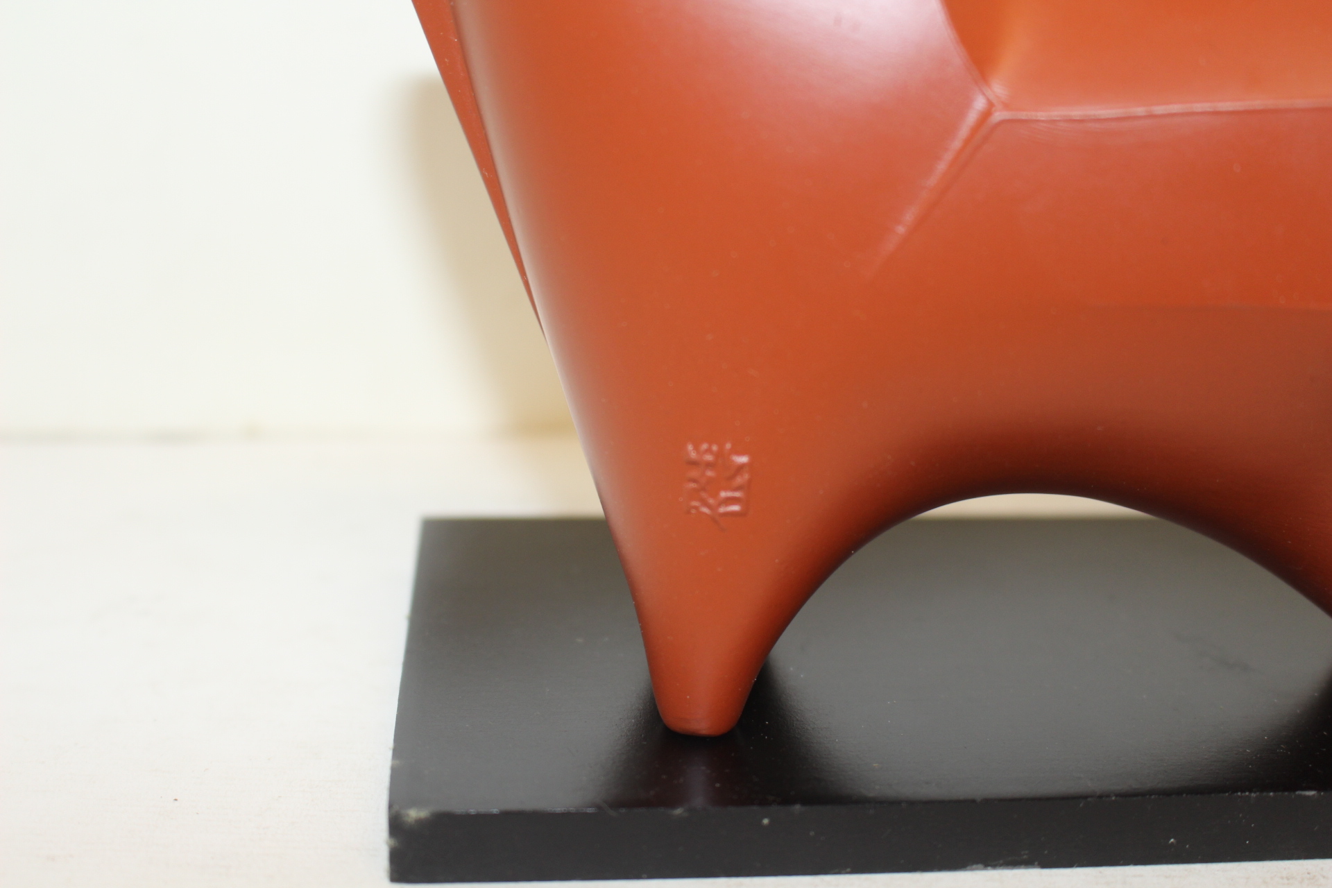 작가의 작품인 자사도자기 소 조각상