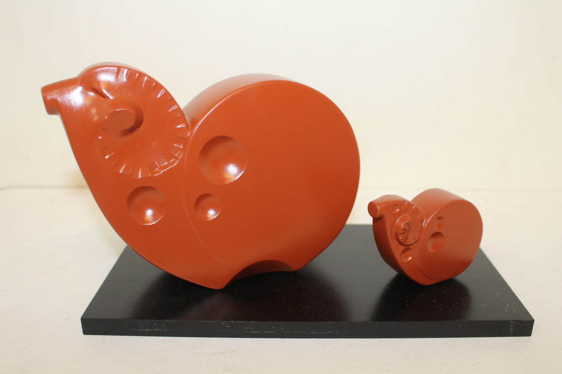 작가의 작품인 자사도자기 양 조각상