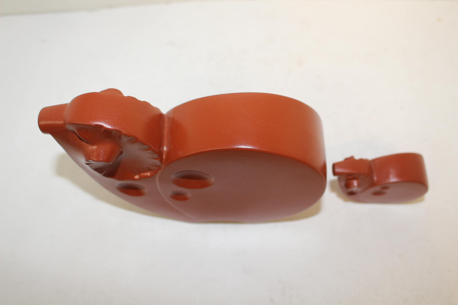 작가의 작품인 자사도자기 양 조각상