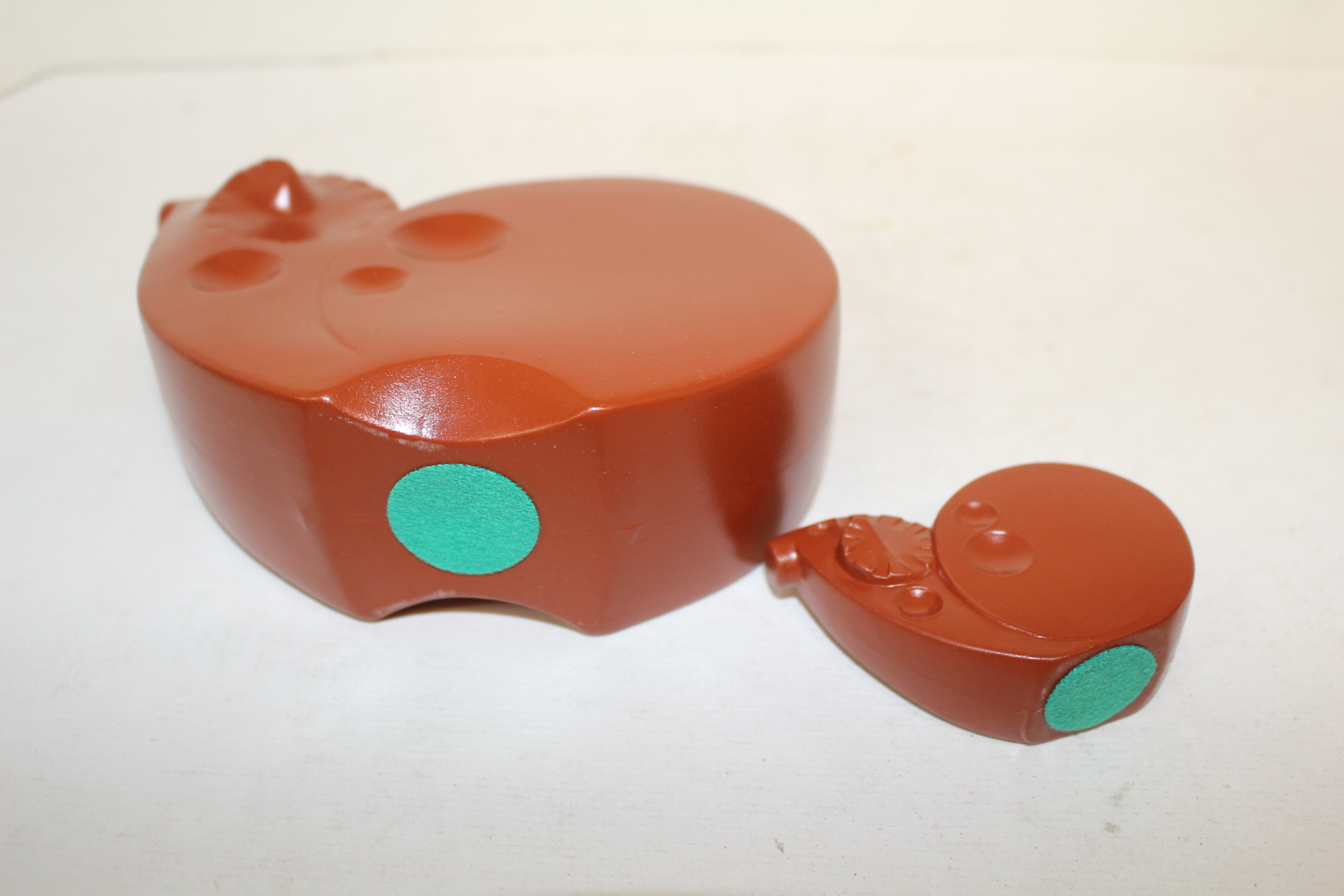 작가의 작품인 자사도자기 양 조각상