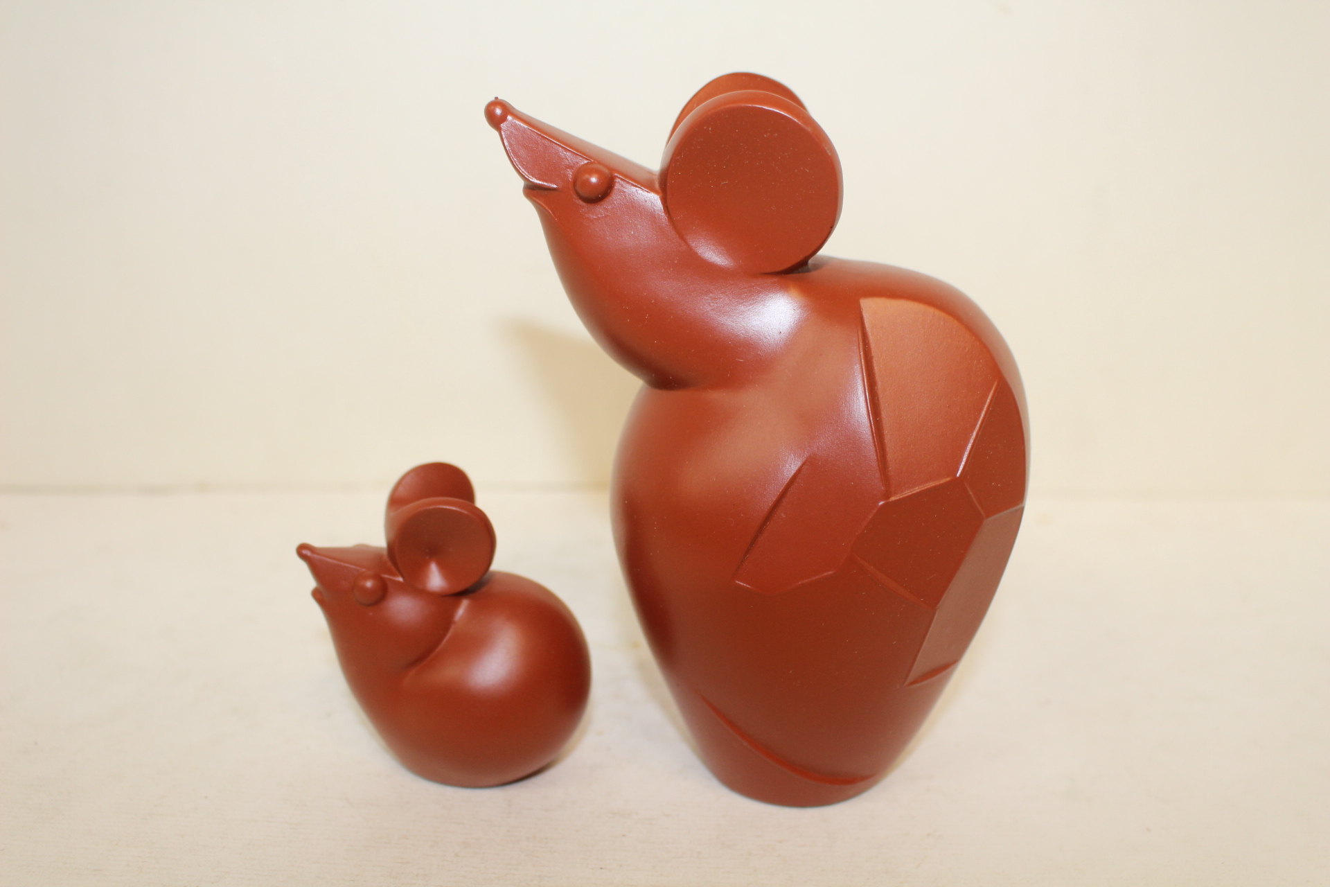 작가의 작품인 자사도자기 쥐 조각상