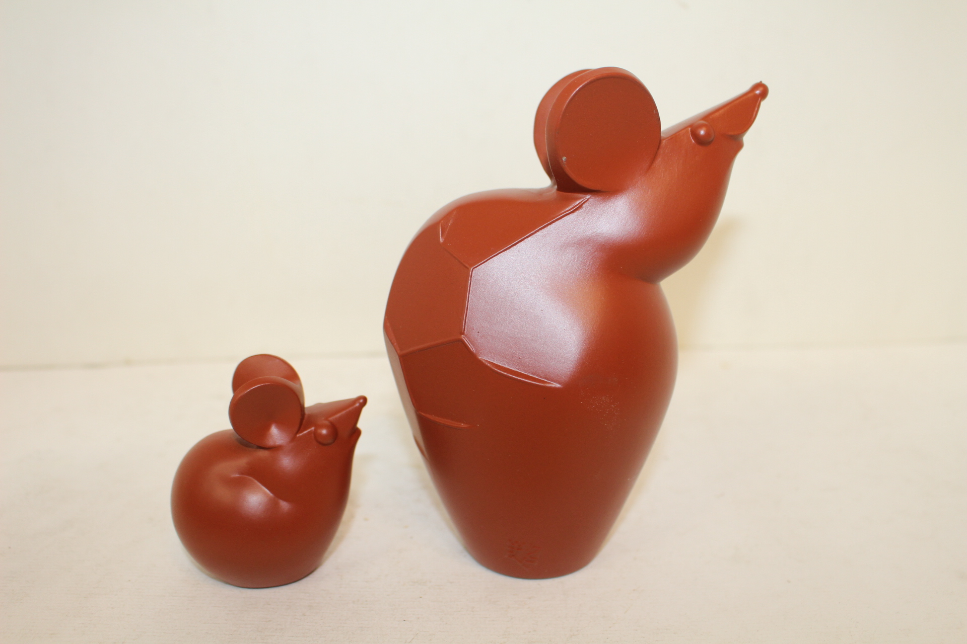 작가의 작품인 자사도자기 쥐 조각상