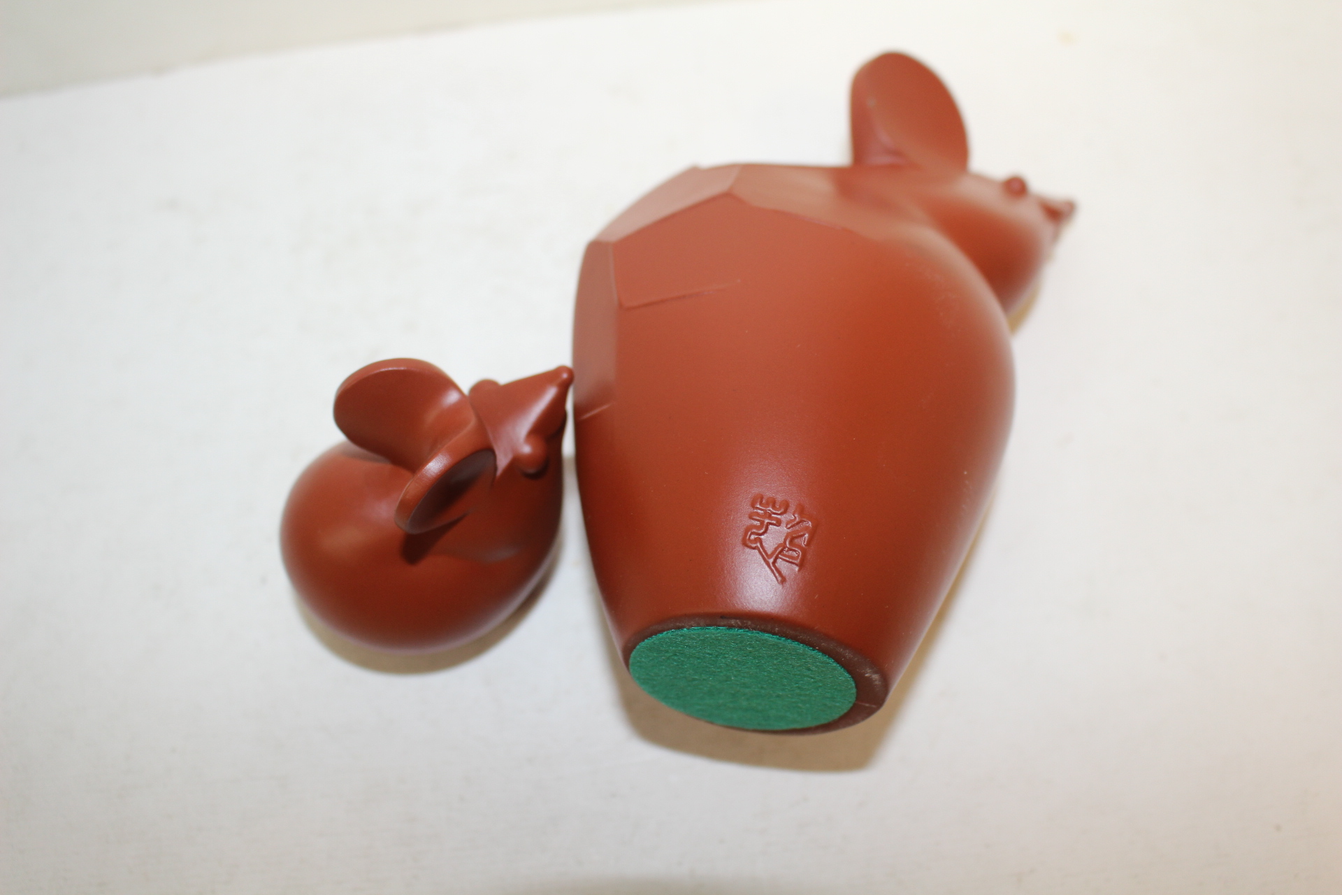 작가의 작품인 자사도자기 쥐 조각상