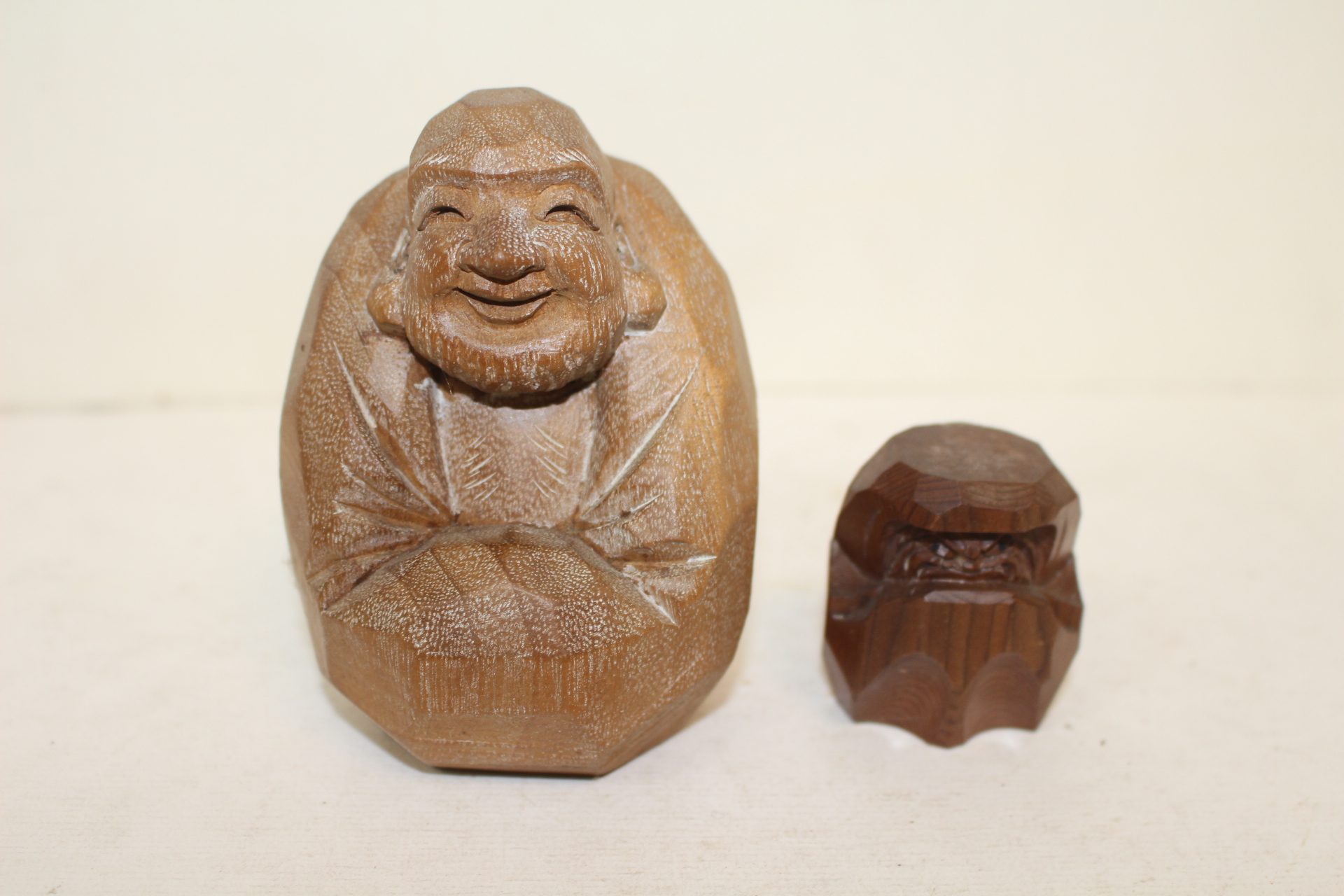 나무를 조각한 달마대사,복신 조각상