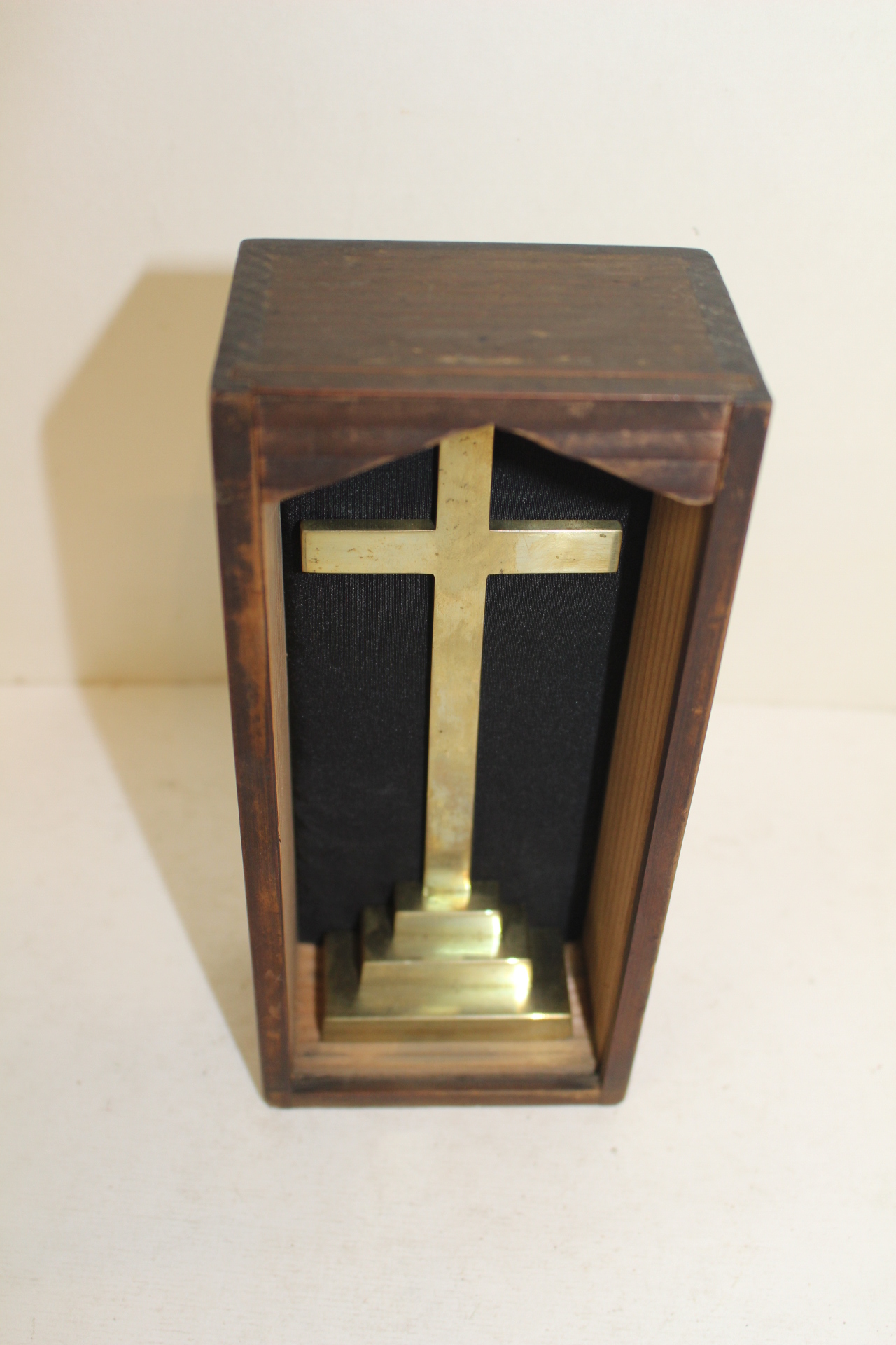 청동으로된 십자가 고상