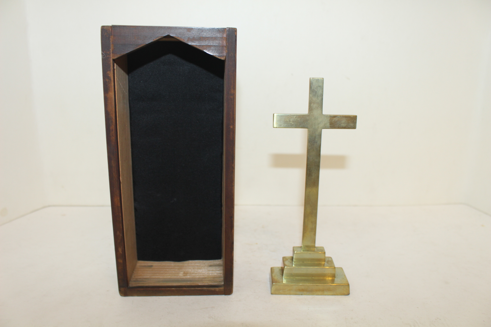 청동으로된 십자가 고상