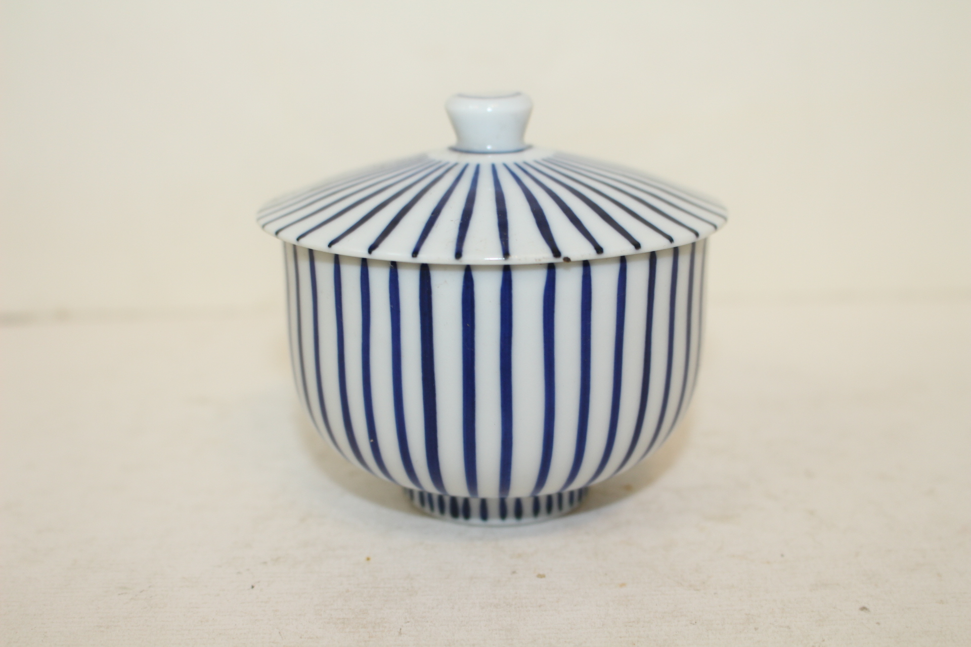 연대가좋은 청화백자줄문 두껑있는 잔