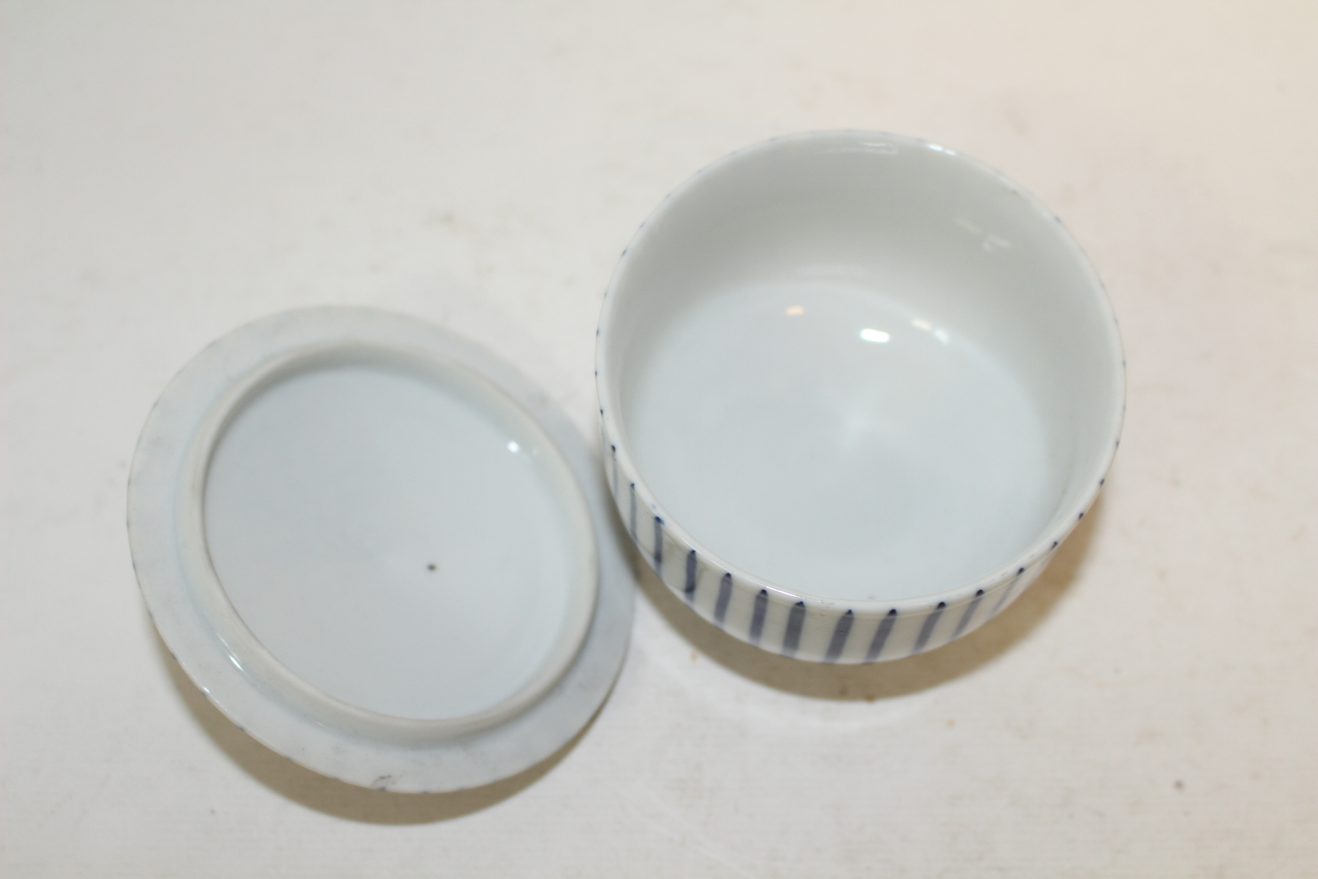 연대가좋은 청화백자줄문 두껑있는 잔