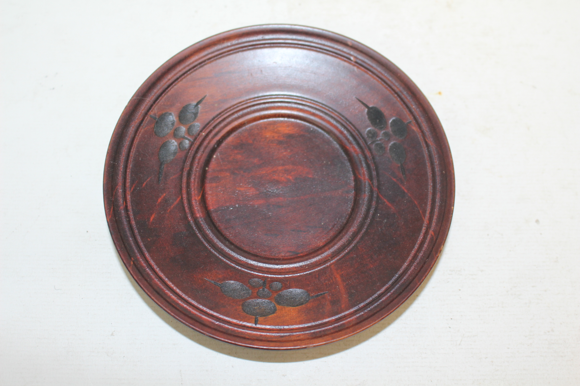 나무에 음각화문된 차탁 2점