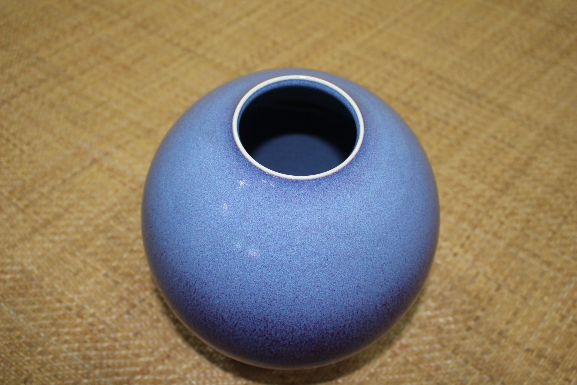 작가의 작품인 청자 달호