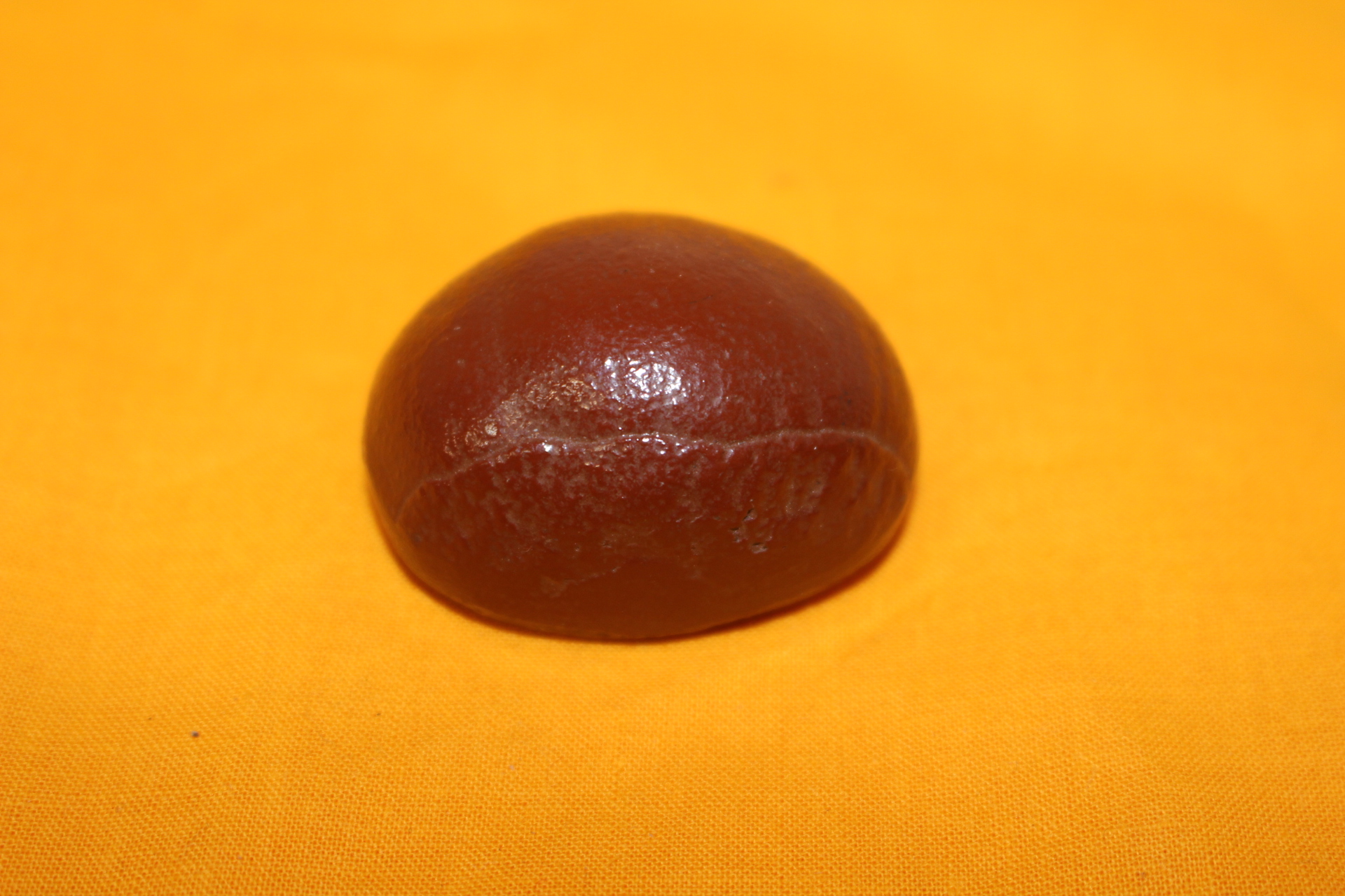 묵직한 무쇠통으로된 밤모양 조각품