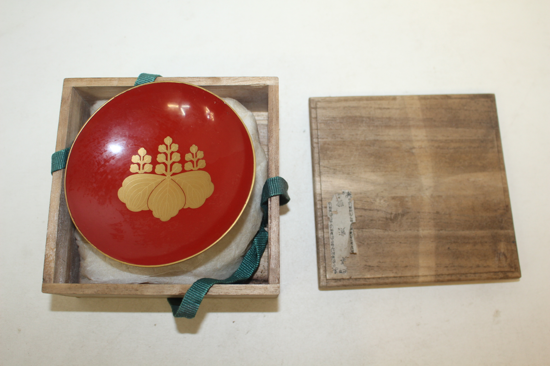 연대가좋은 나무에 금채화문된 잔