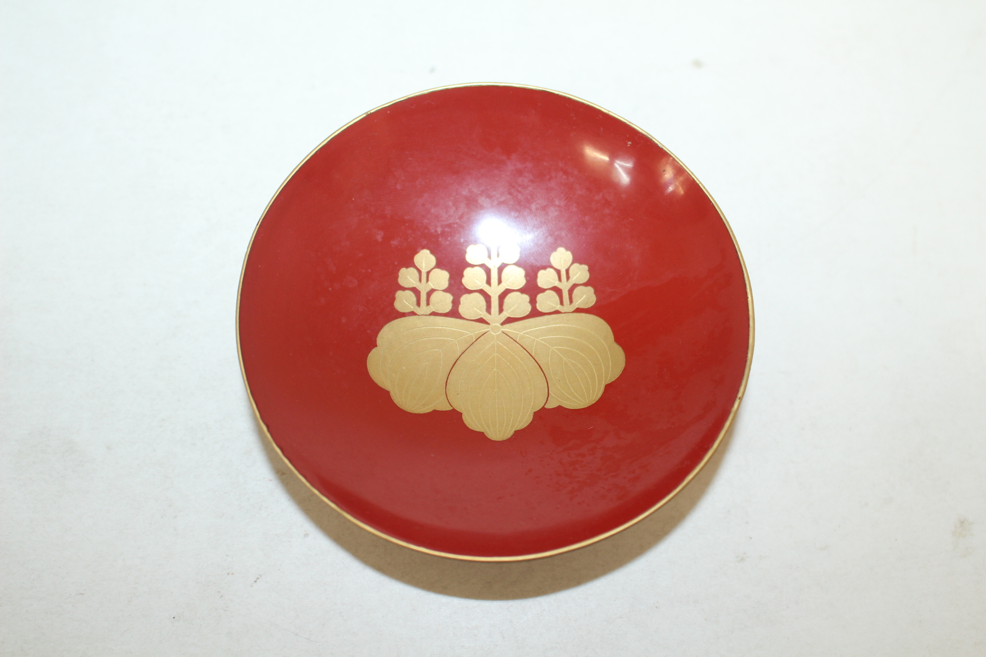 연대가좋은 나무에 금채화문된 잔