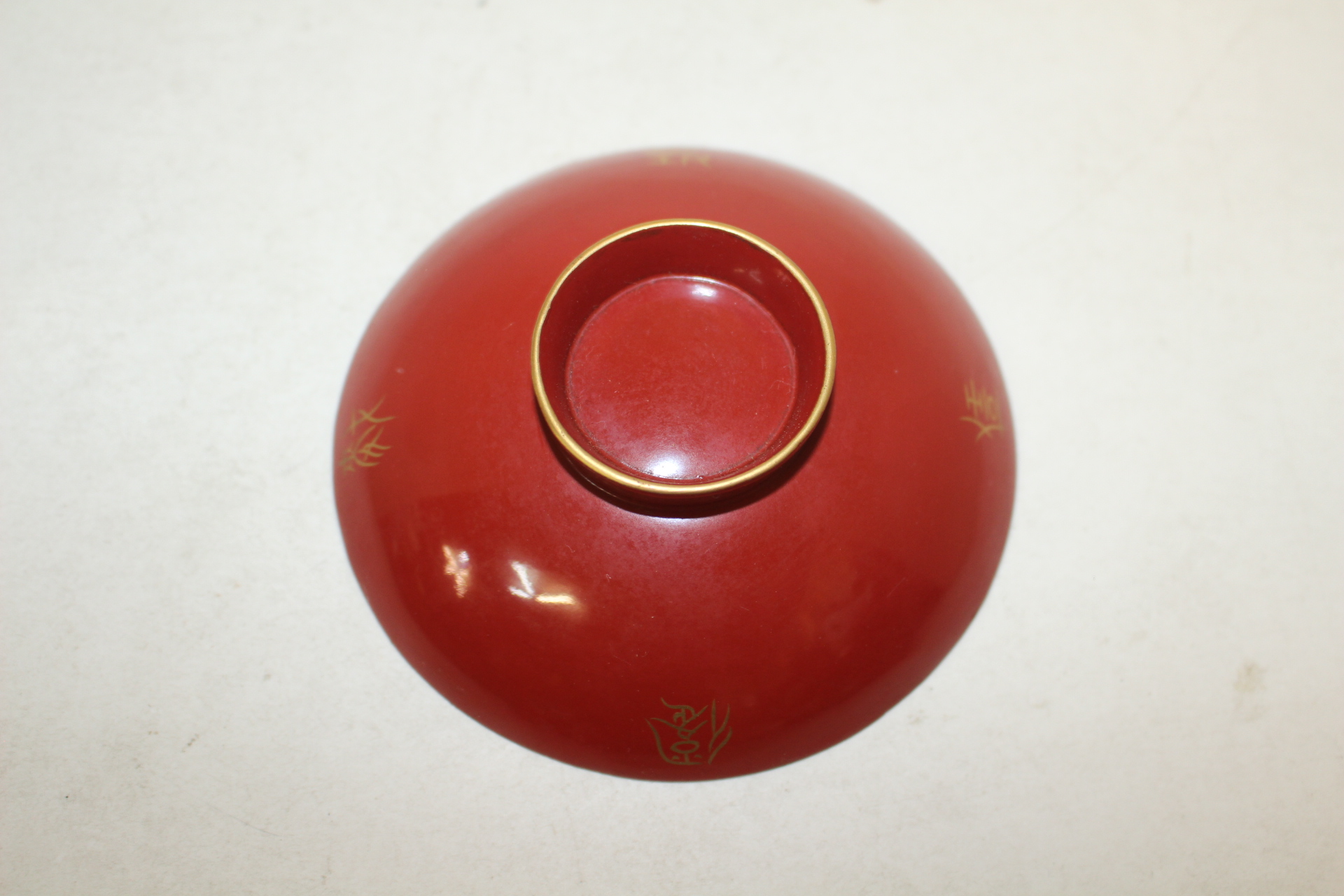 연대가좋은 나무에 금채화문된 잔