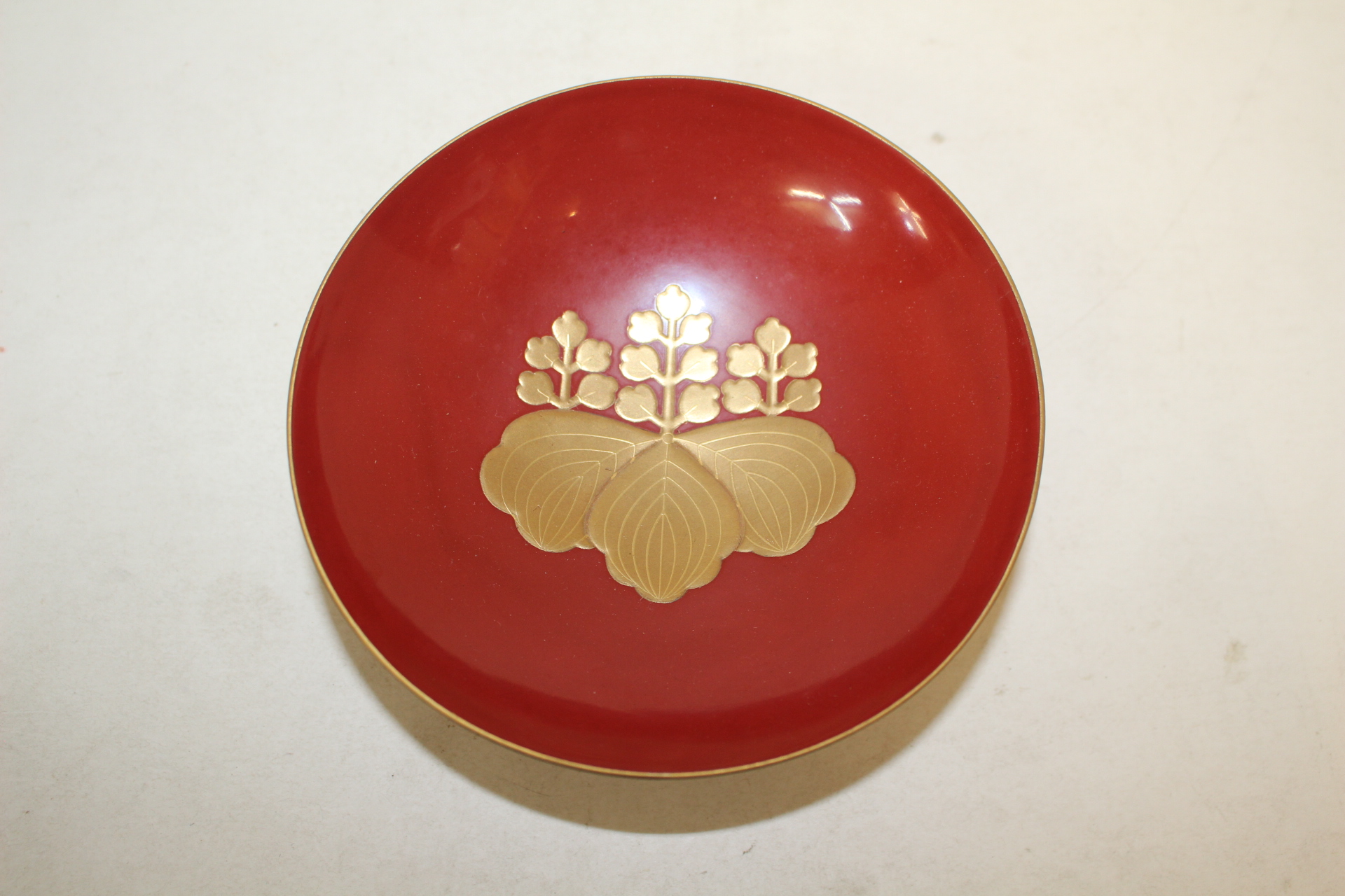 연대가좋은 나무에 금채화문된 잔