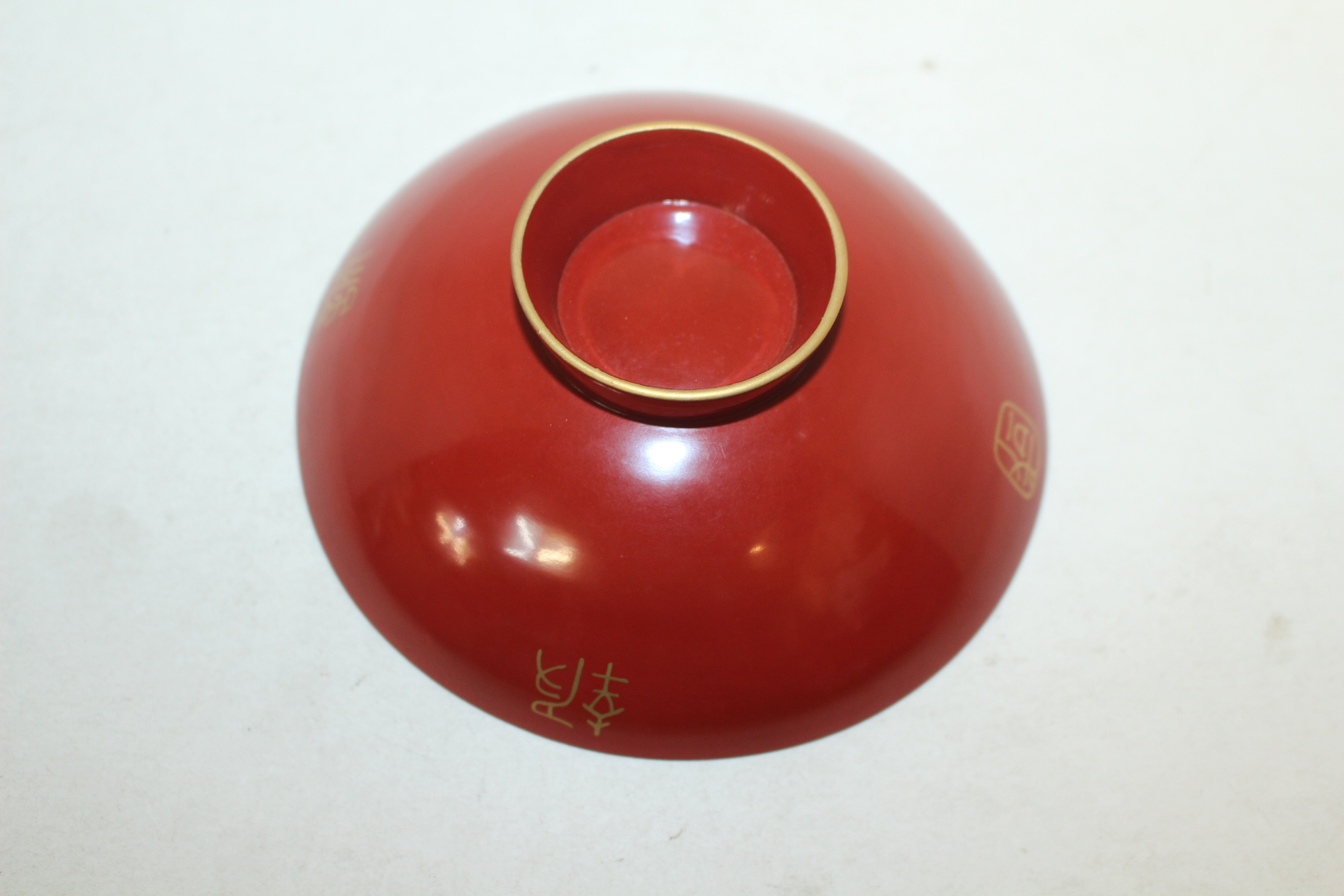 연대가좋은 나무에 금채화문된 잔