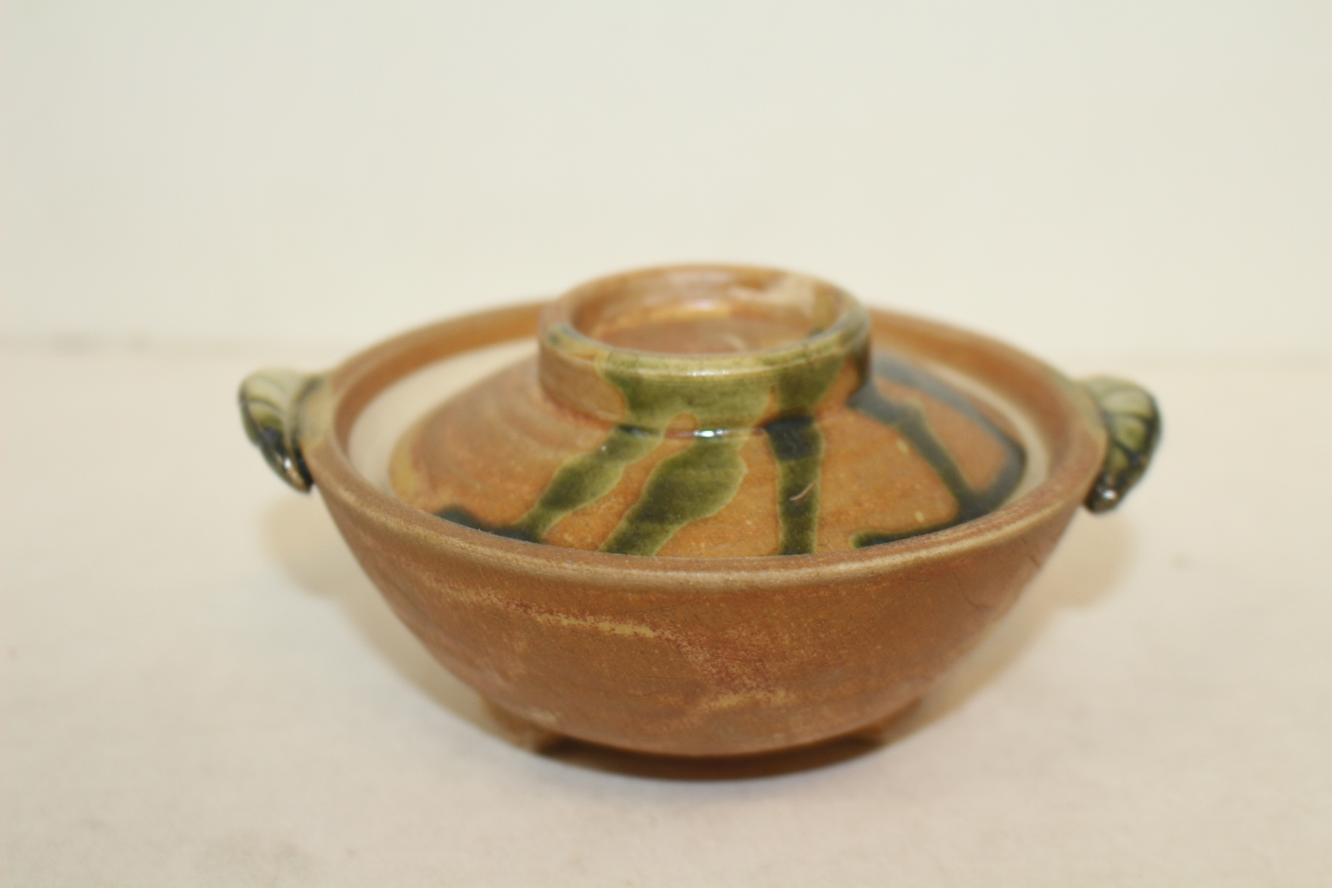 청자 삼족 솥모양 완