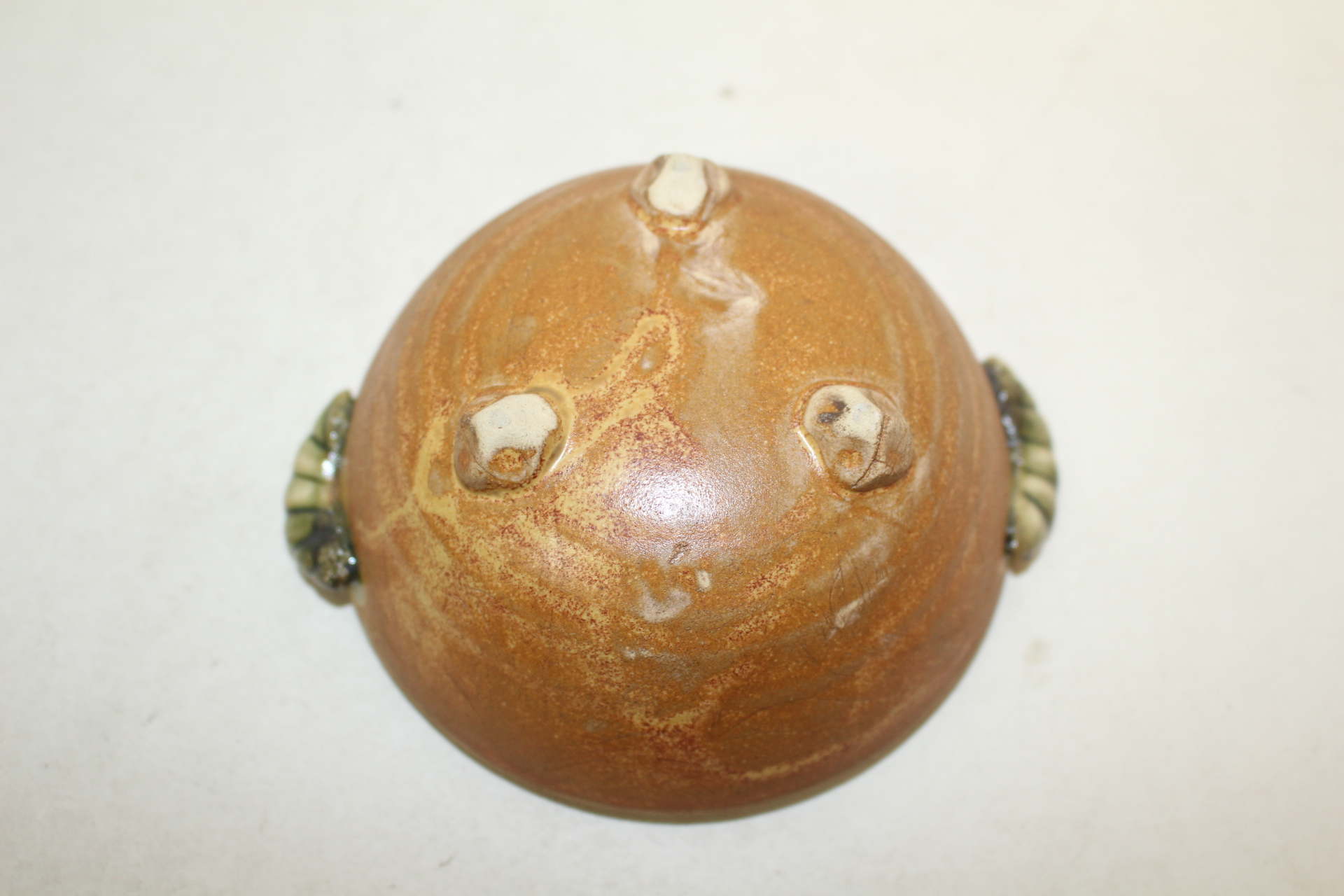 청자 삼족 솥모양 완