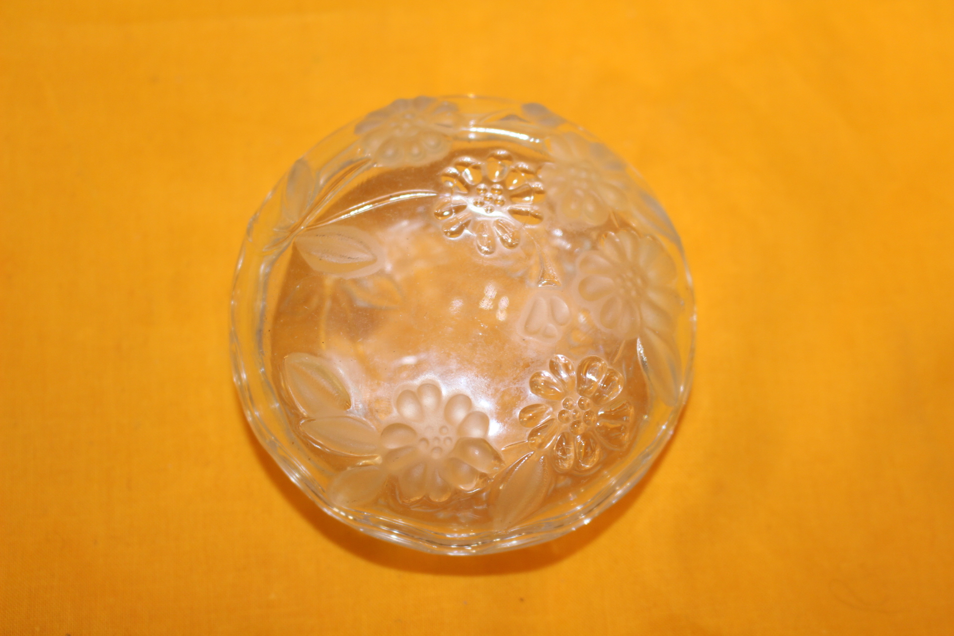 유리에 양각화문된 향합