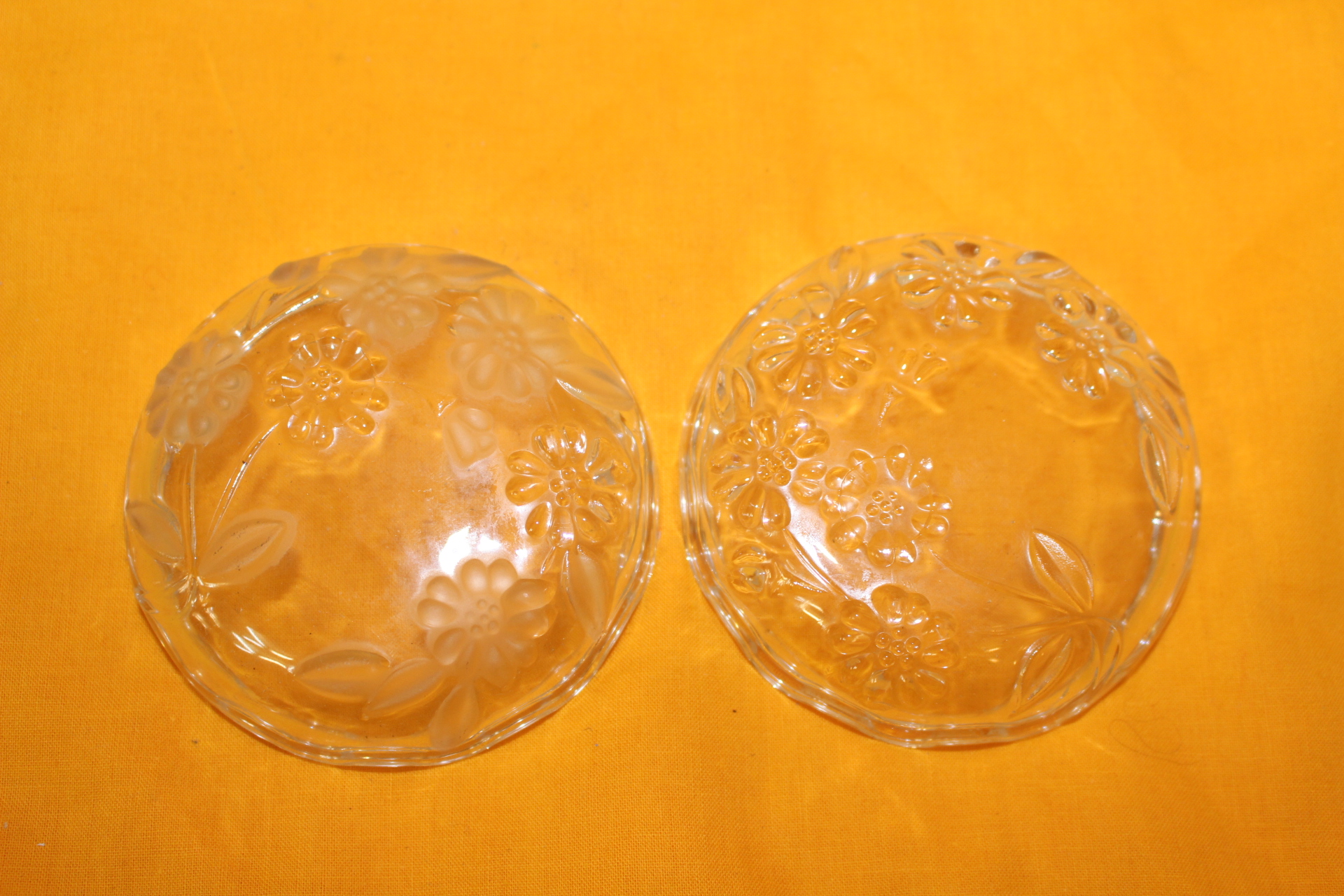 유리에 양각화문된 향합