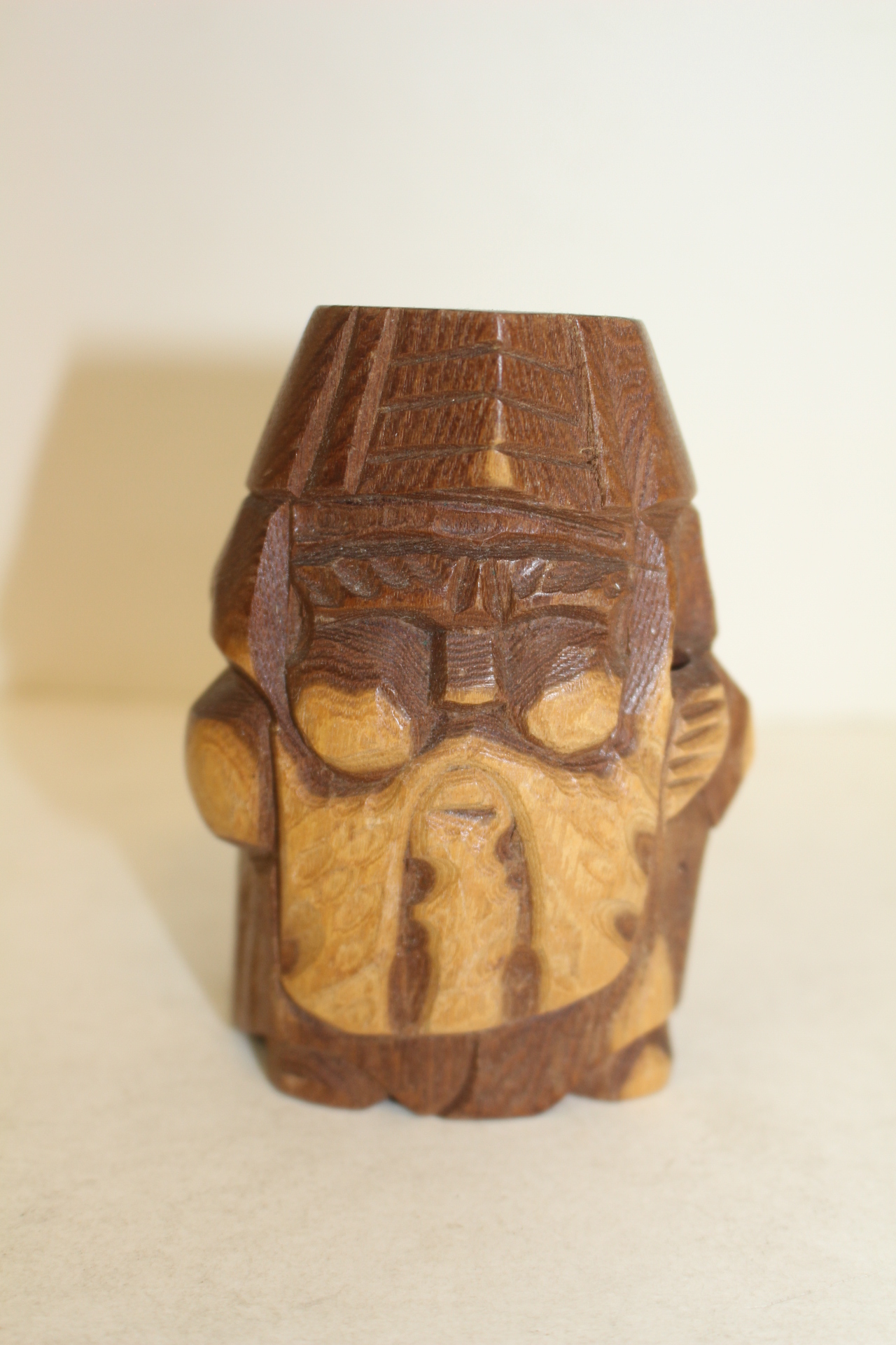 나무로된 도인 조각상