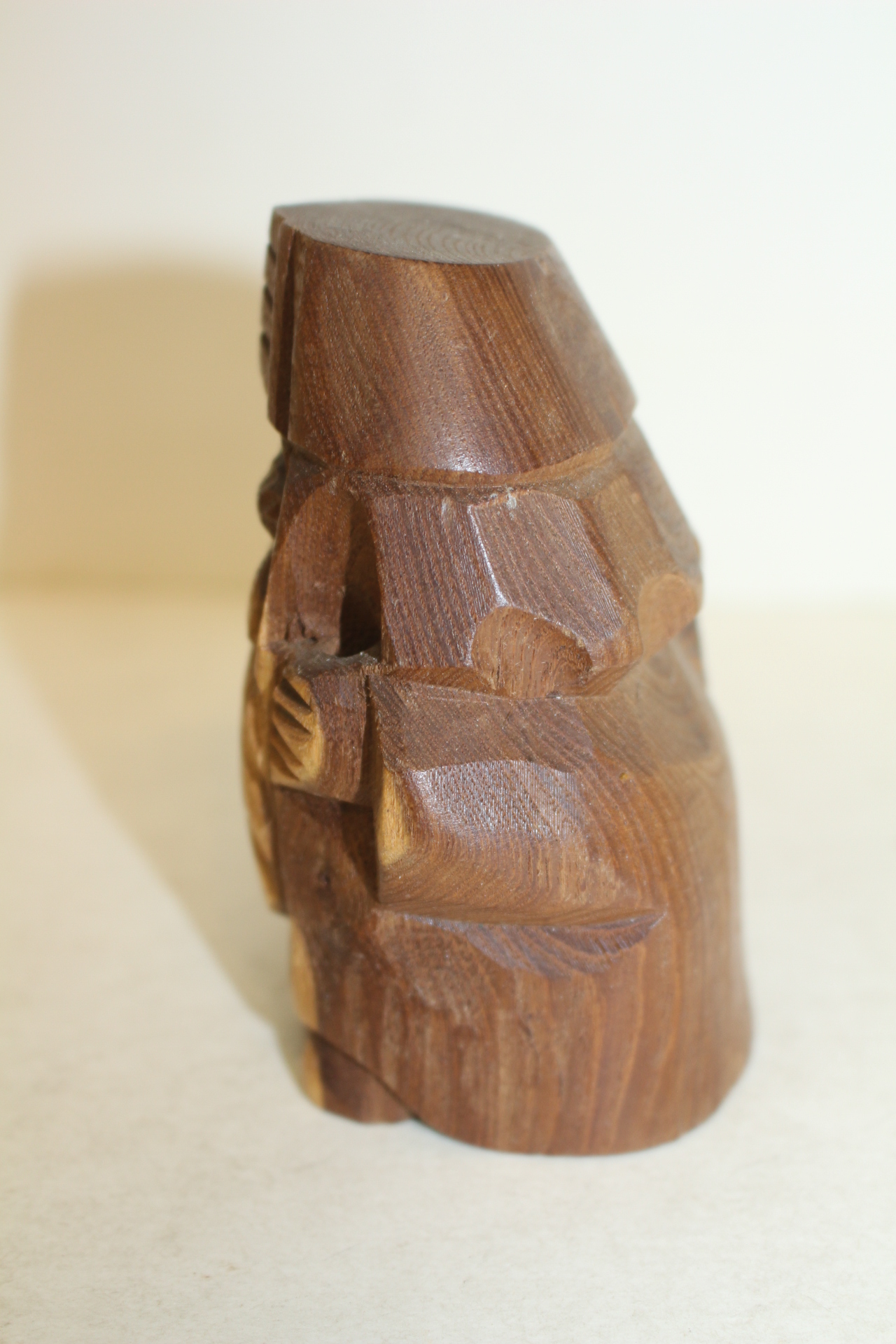 나무로된 도인 조각상